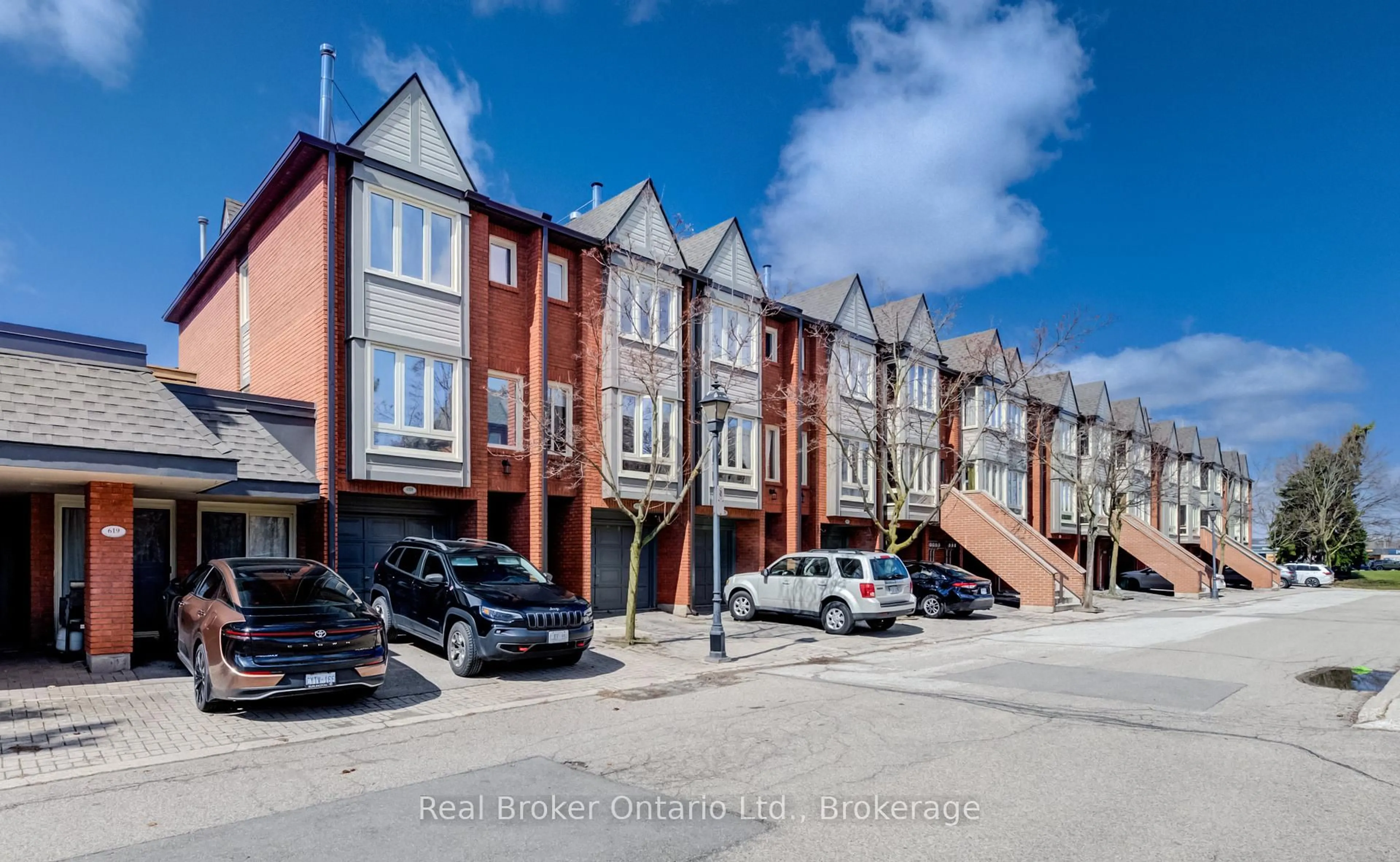 A pic from outside/outdoor area/front of a property/back of a property/a pic from drone, street for 895 Maple Ave #617, Burlington Ontario L7S 2H7
