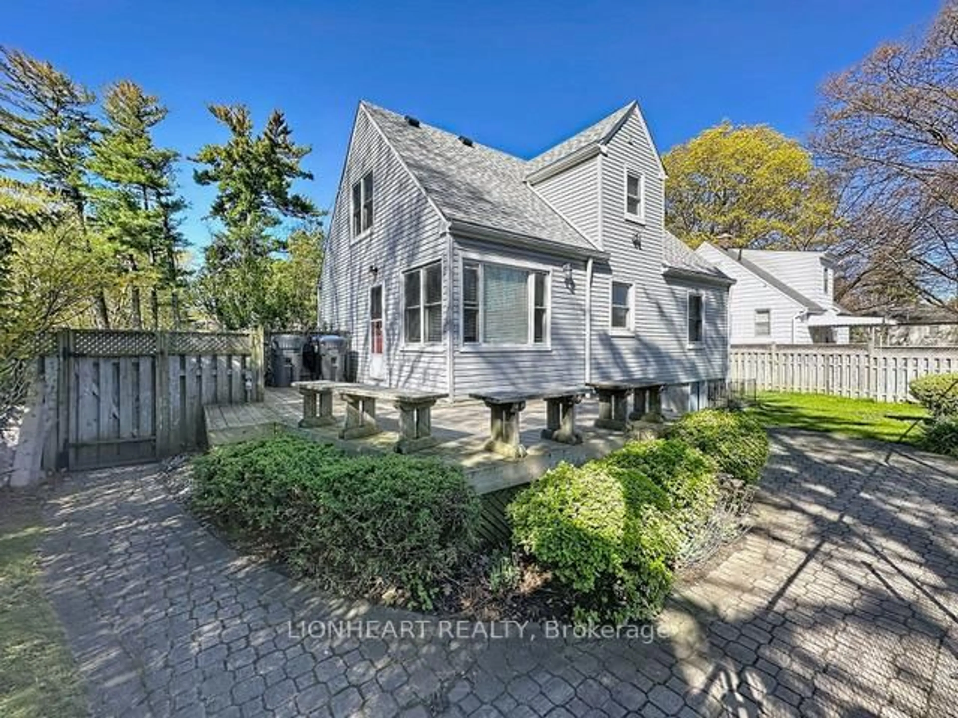 A pic from outside/outdoor area/front of a property/back of a property/a pic from drone, street for 1475 Garnet Ave, Mississauga Ontario L5G 4C5