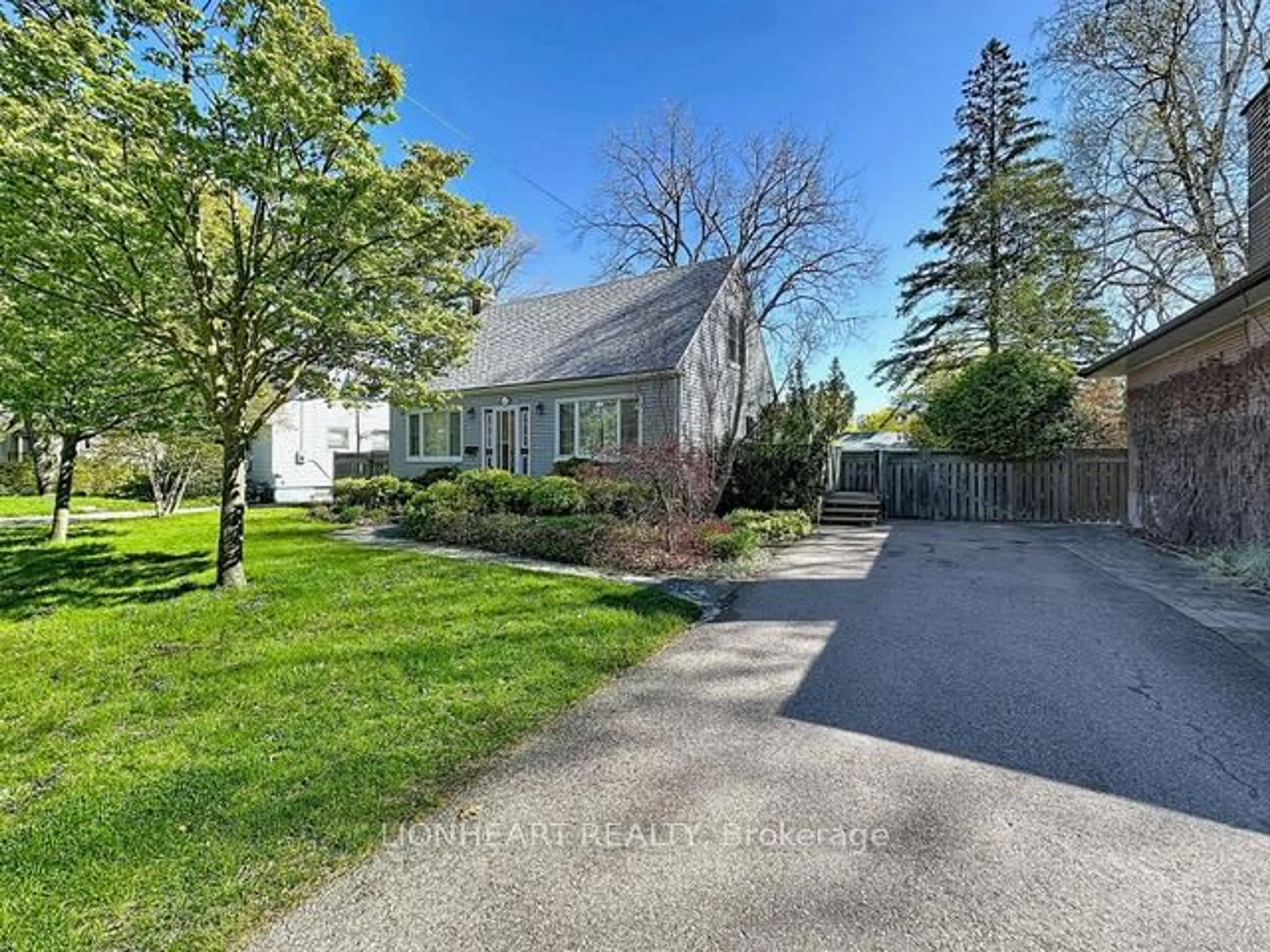 A pic from outside/outdoor area/front of a property/back of a property/a pic from drone, street for 1475 Garnet Ave, Mississauga Ontario L5G 4C5
