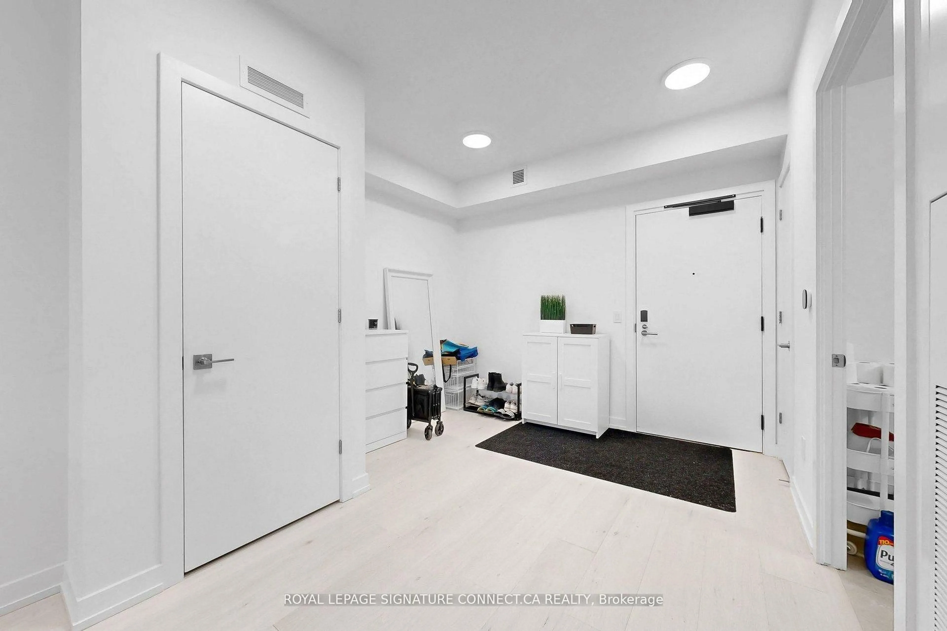 Indoor foyer for 2501 Saw Whet Blvd #509, Oakville Ontario L6M 5N2