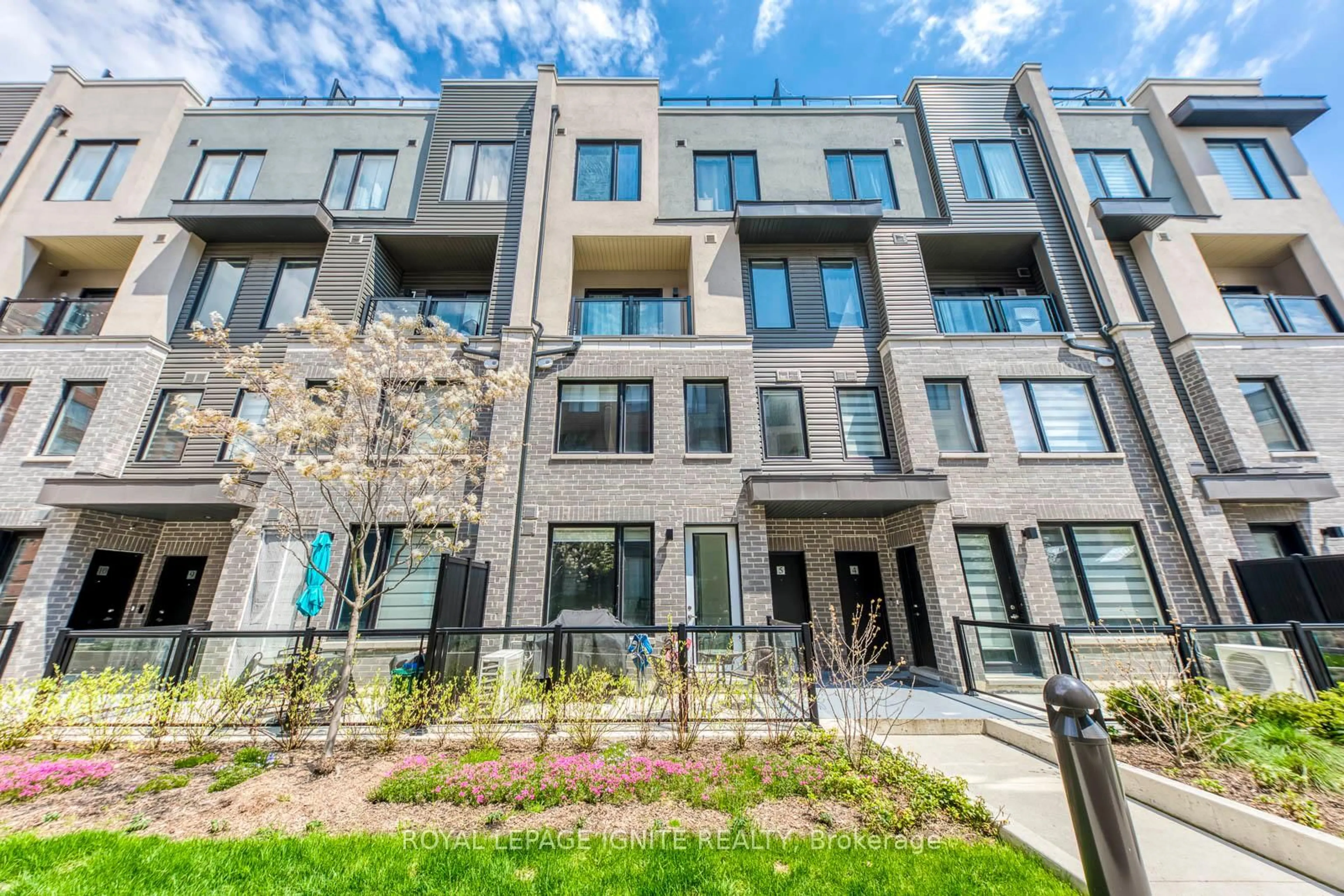 Patio, unknown for 3562 Colonial Dr #6, Mississauga Ontario L5L 0C1