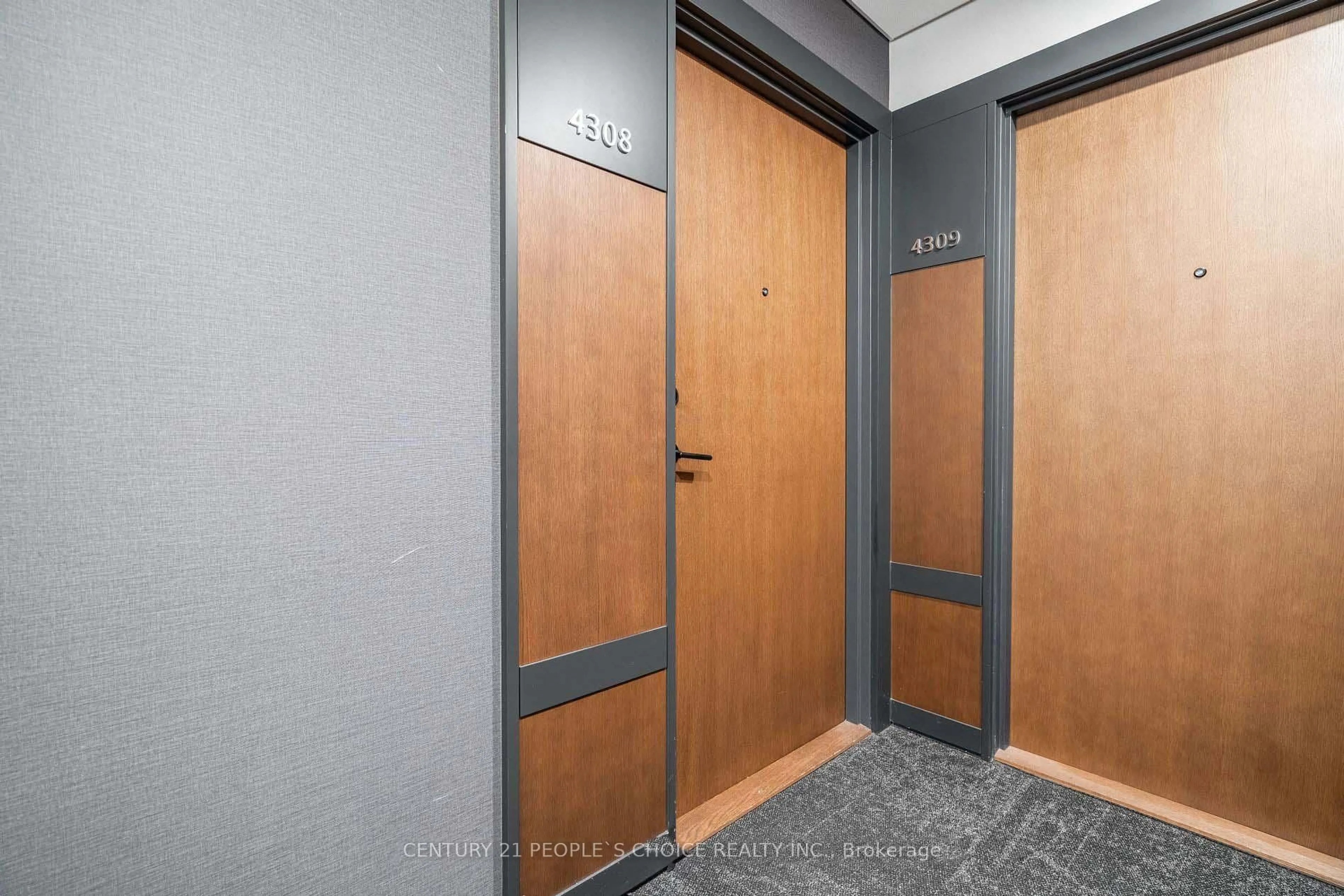 Indoor foyer for 4065 Confederation Pkwy #4308, Mississauga Ontario L3B 0L4