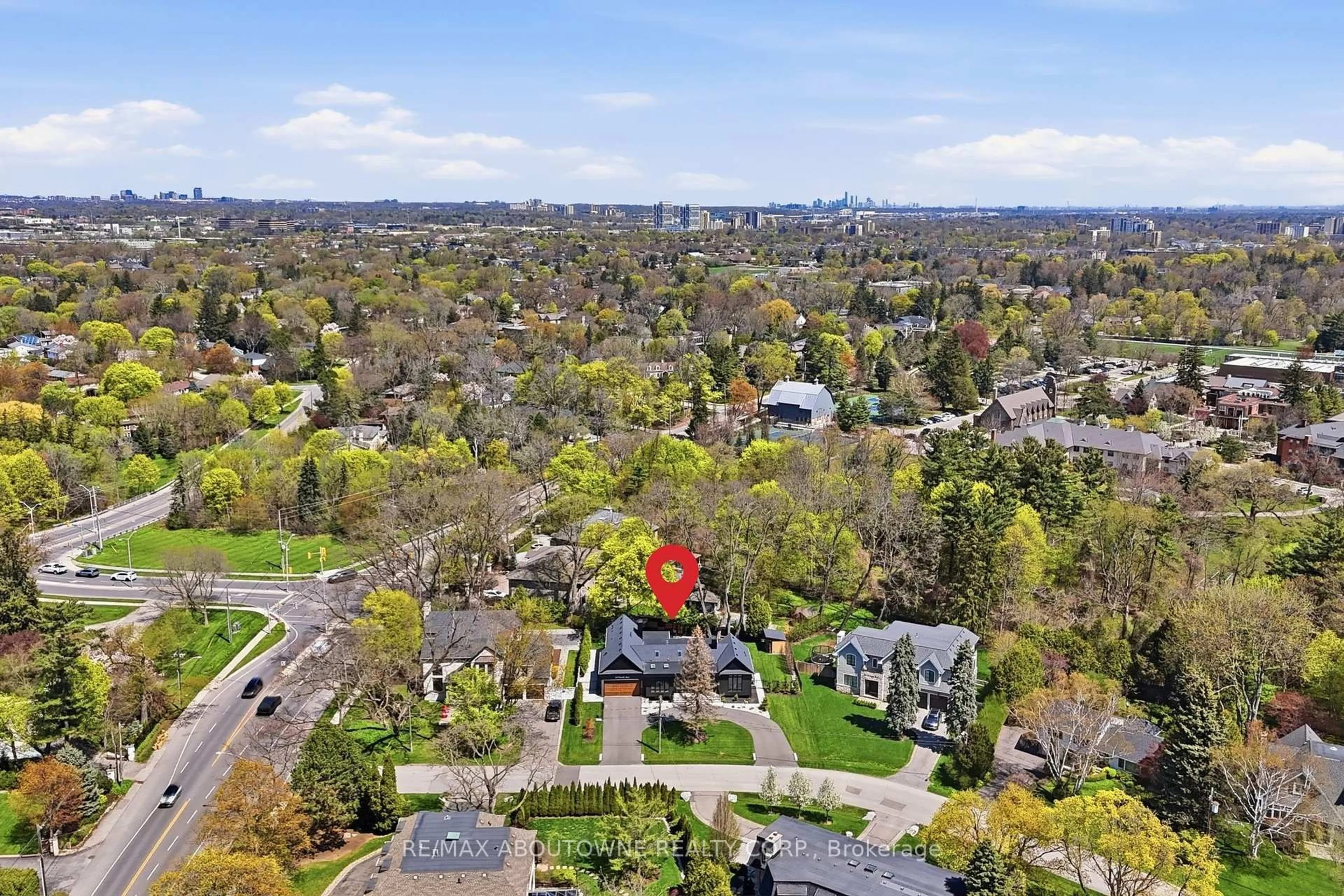 A pic from outside/outdoor area/front of a property/back of a property/a pic from drone, street for 263 Westdale Rd, Oakville Ontario L6L 4Z7