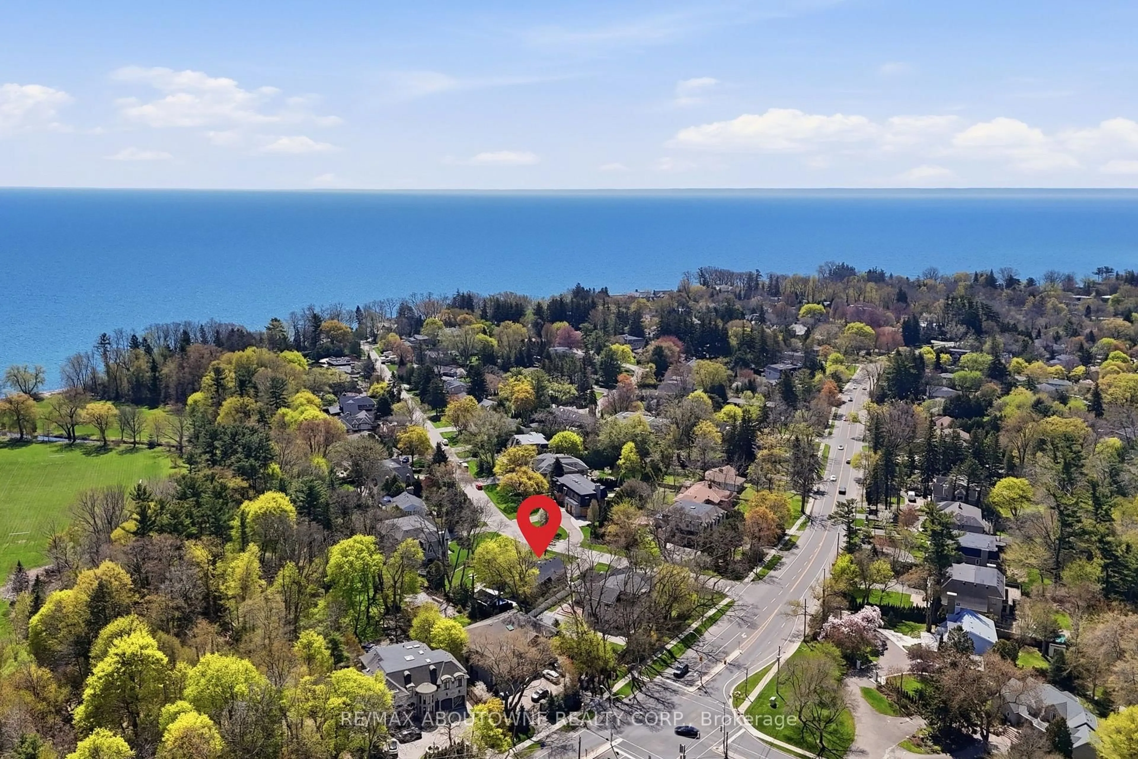A pic from outside/outdoor area/front of a property/back of a property/a pic from drone, water/lake/river/ocean view for 263 Westdale Rd, Oakville Ontario L6L 4Z7