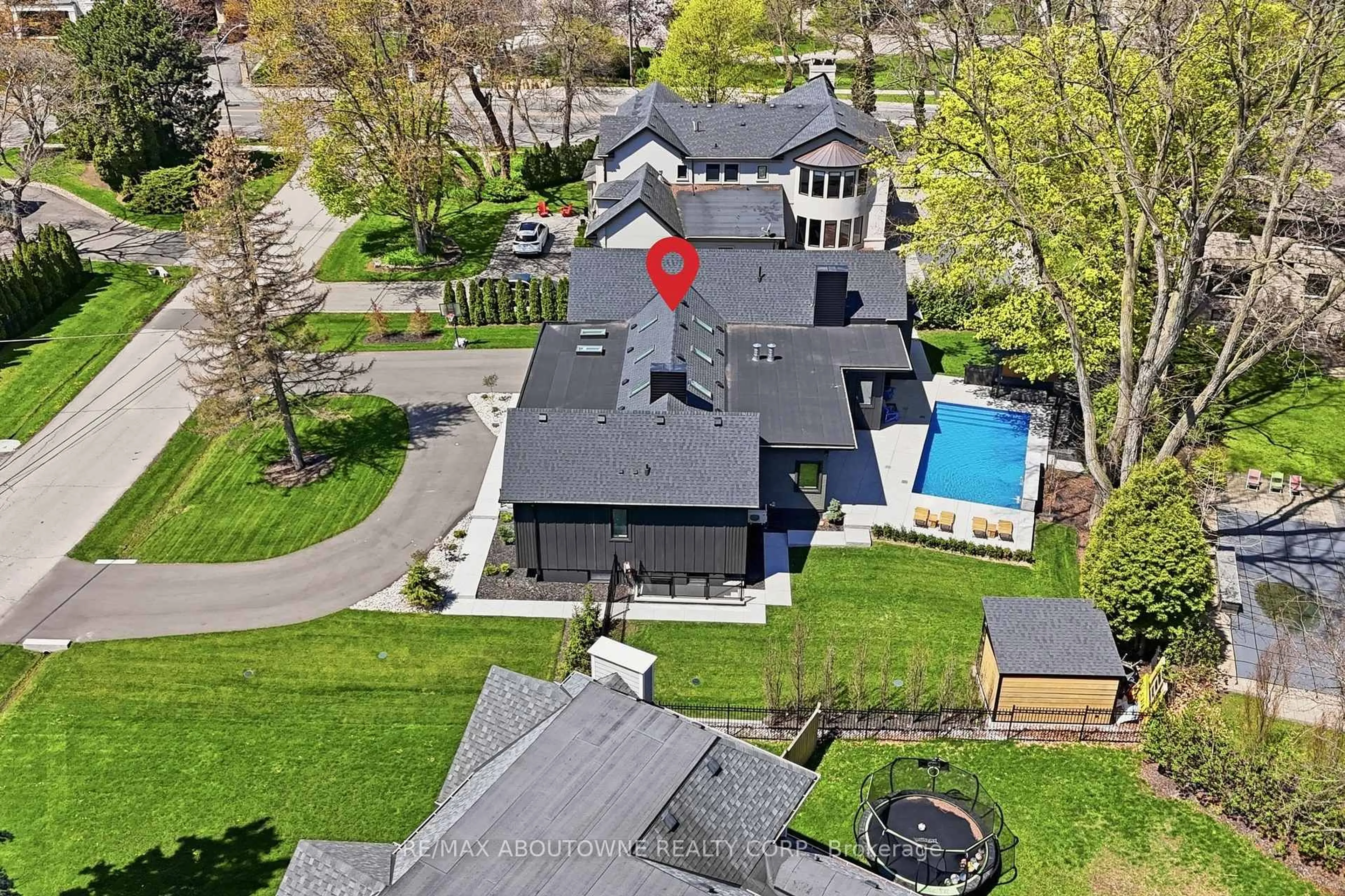 A pic from outside/outdoor area/front of a property/back of a property/a pic from drone, street for 263 Westdale Rd, Oakville Ontario L6L 4Z7