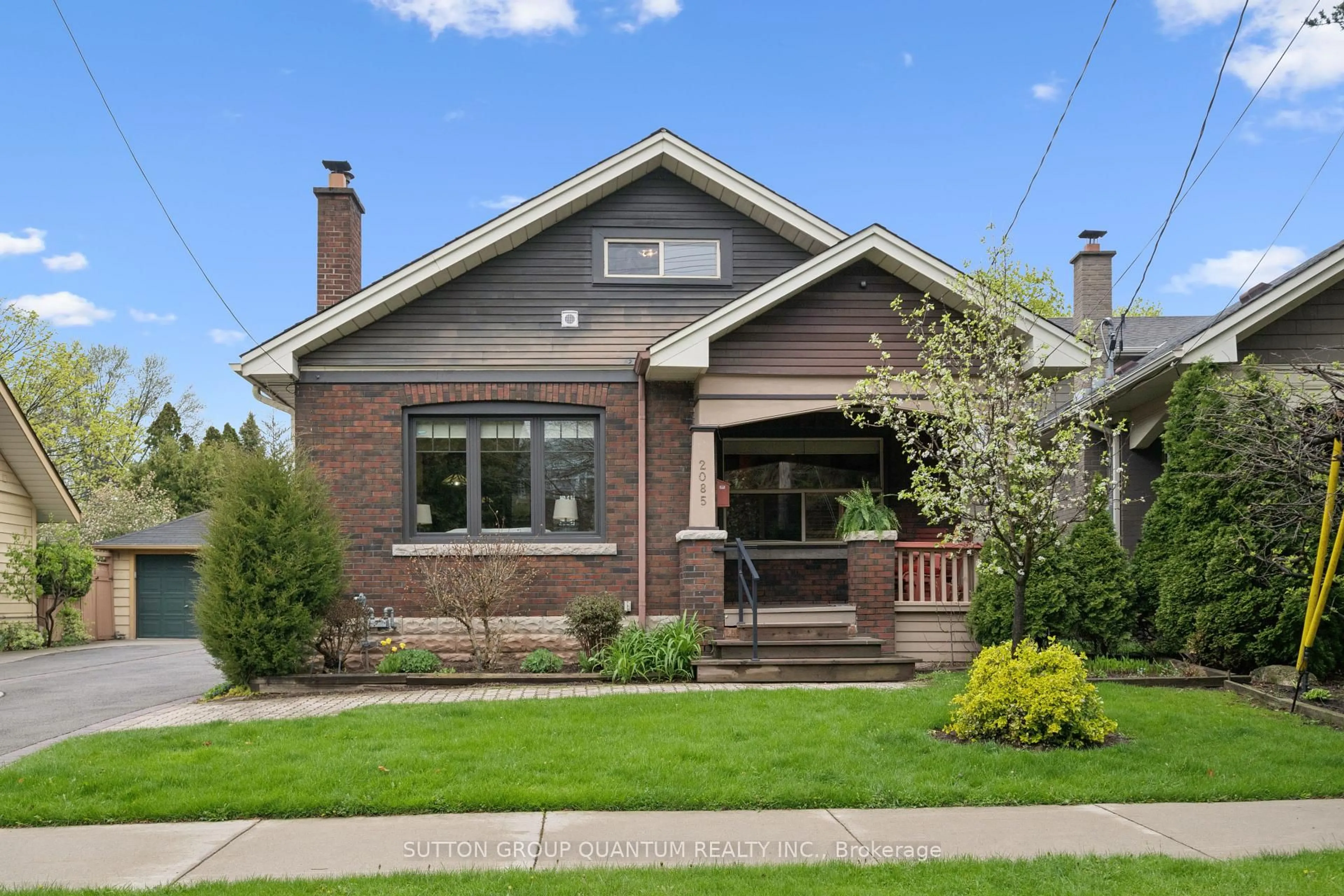 Home with brick exterior material, street for 2085 Emerald Cres, Burlington Ontario L7R 1N2