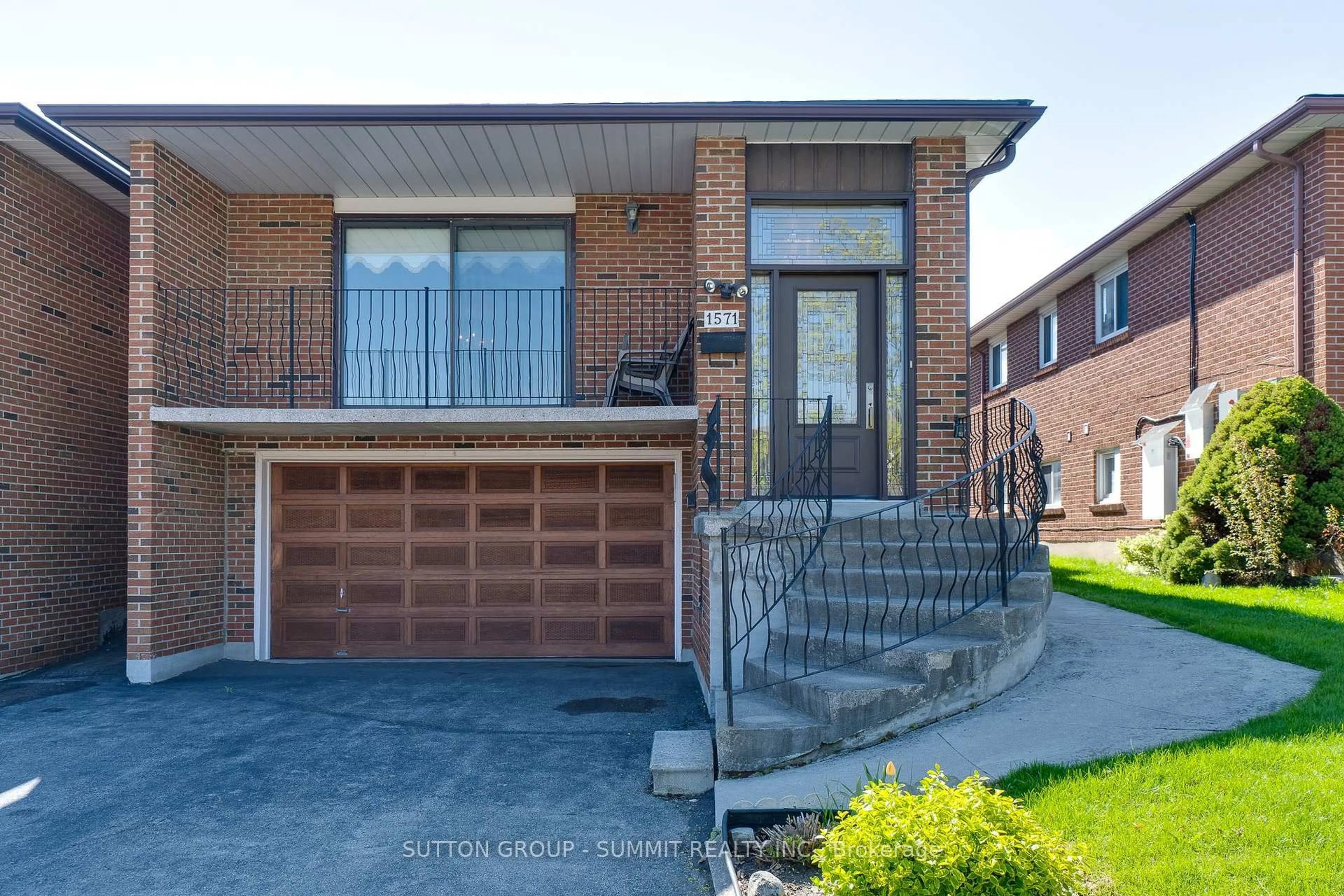 Home with brick exterior material, street for 1571 CORKSTONE Gl, Mississauga Ontario L4W 2E8