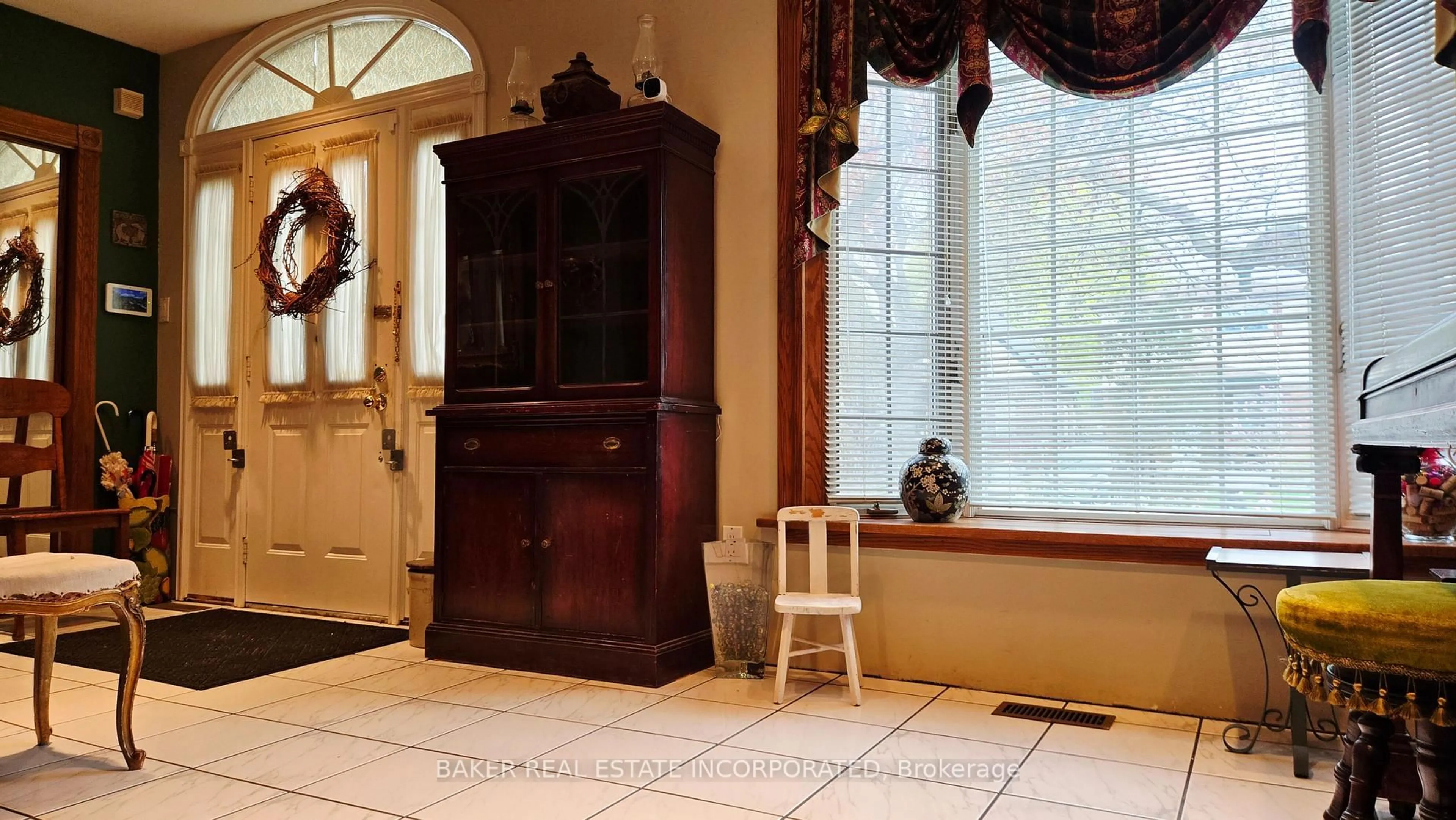Indoor foyer for 83 Lambton Ave, Toronto Ontario M6N 2S4