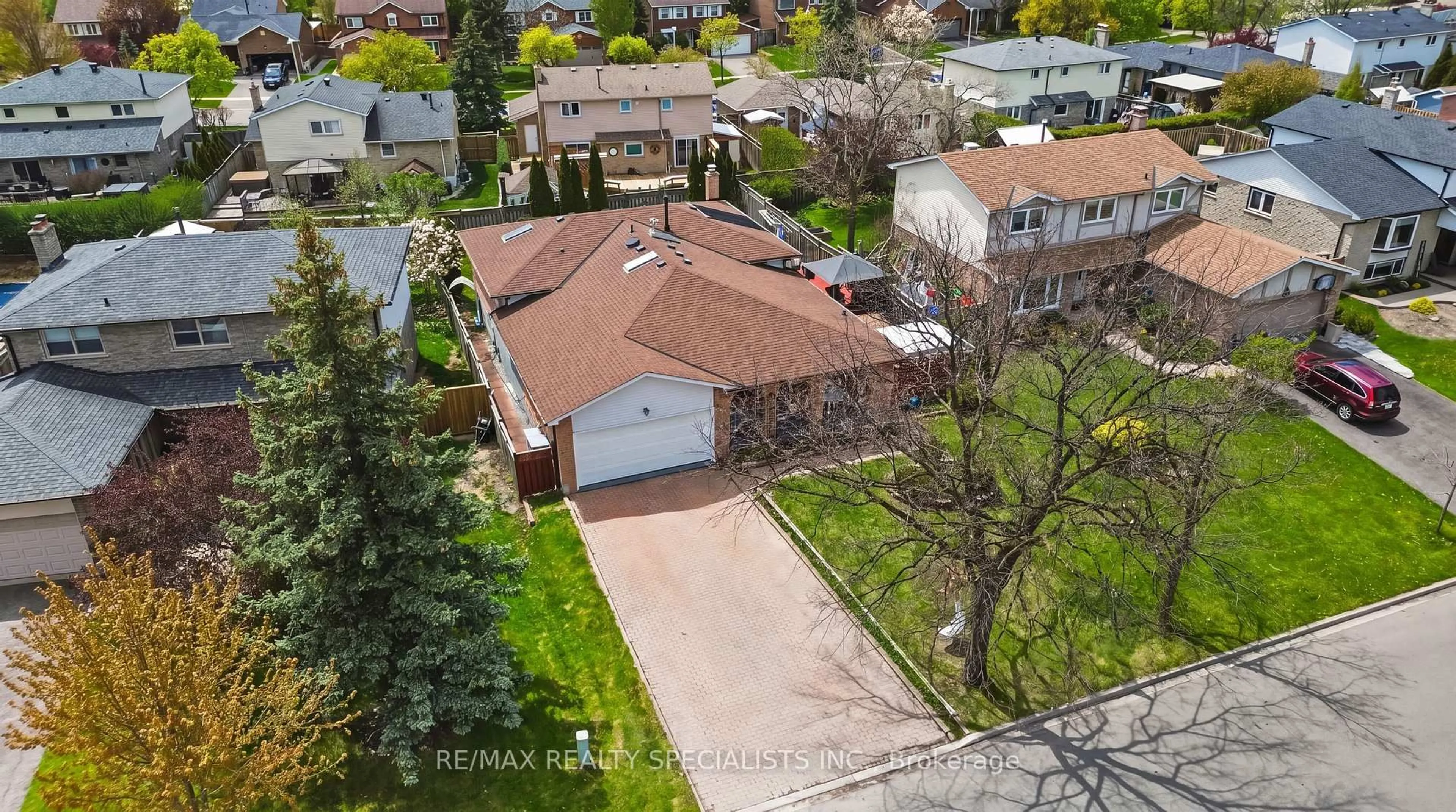 A pic from outside/outdoor area/front of a property/back of a property/a pic from drone, street for 817 Syer Dr, Milton Ontario L9T 4C6