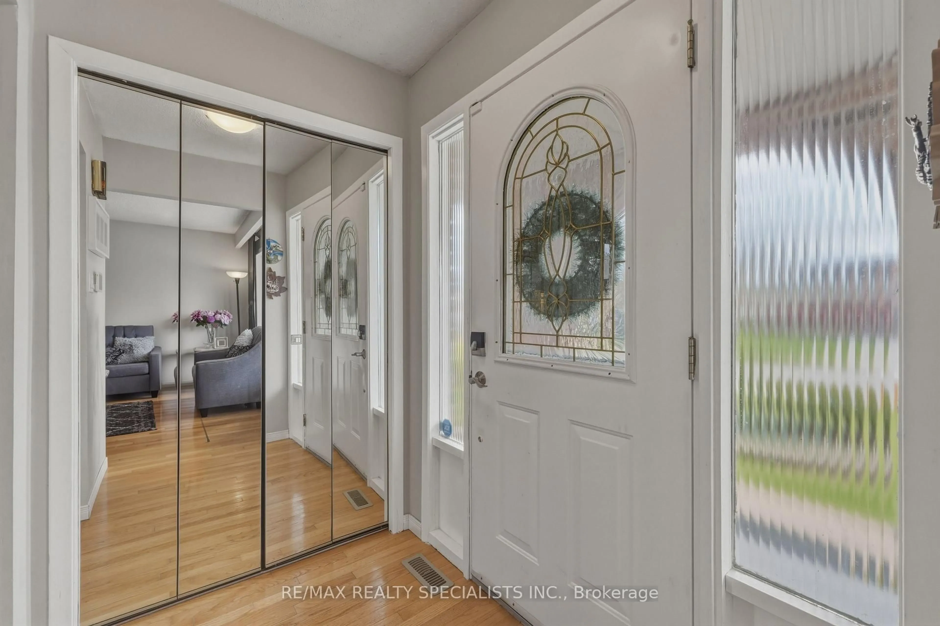 Indoor entryway for 817 Syer Dr, Milton Ontario L9T 4C6