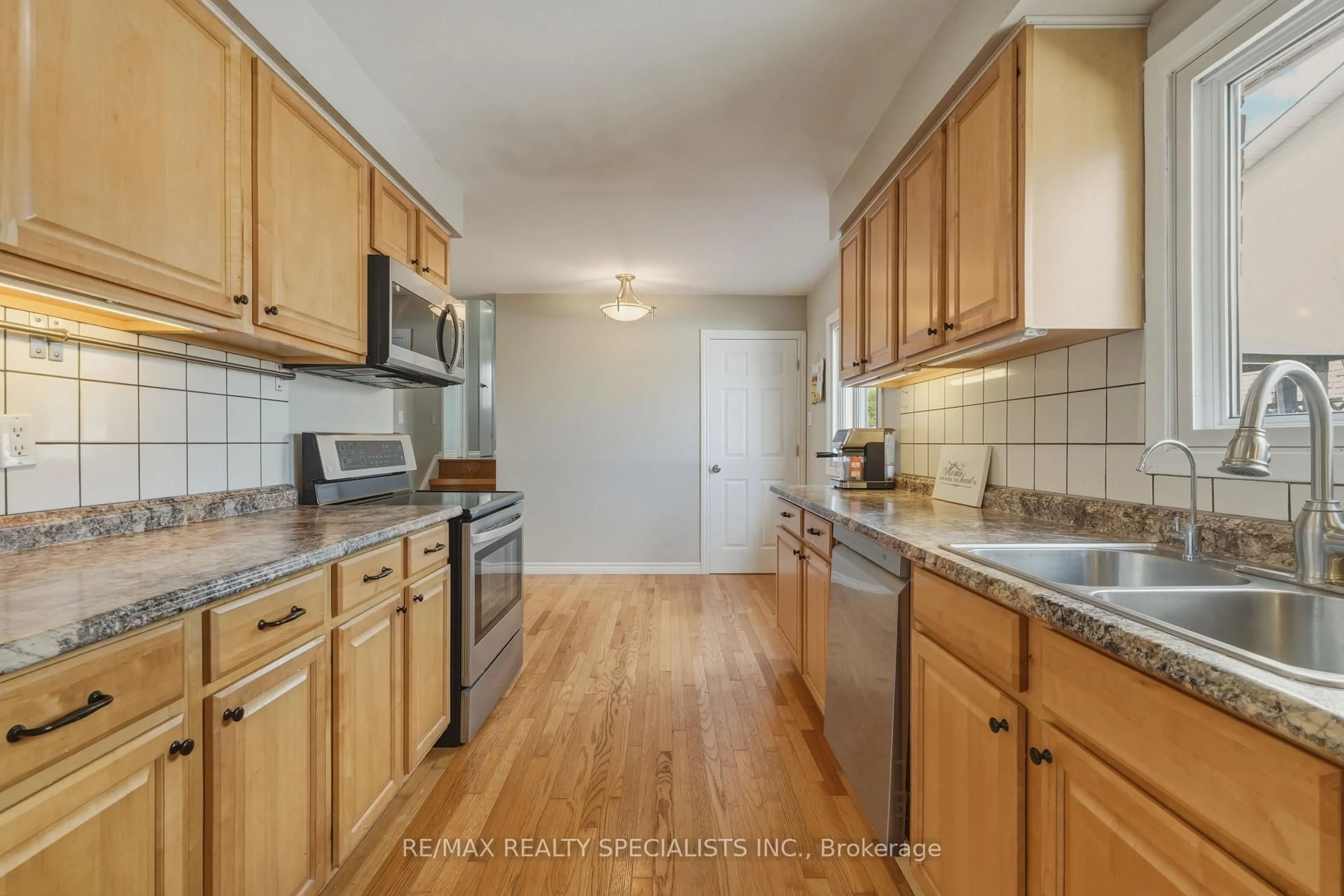 Standard kitchen, unknown for 817 Syer Dr, Milton Ontario L9T 4C6