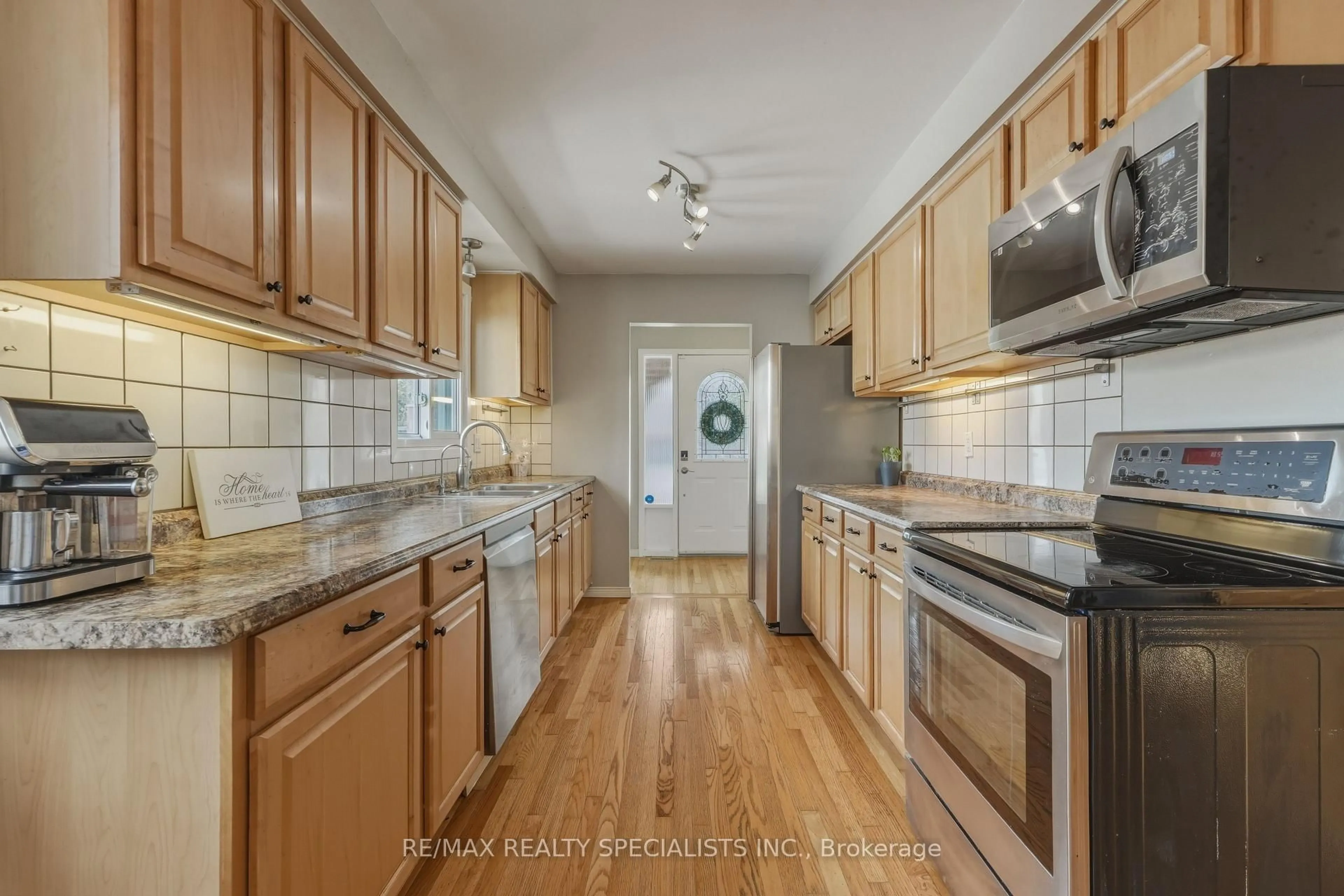 Standard kitchen, unknown for 817 Syer Dr, Milton Ontario L9T 4C6