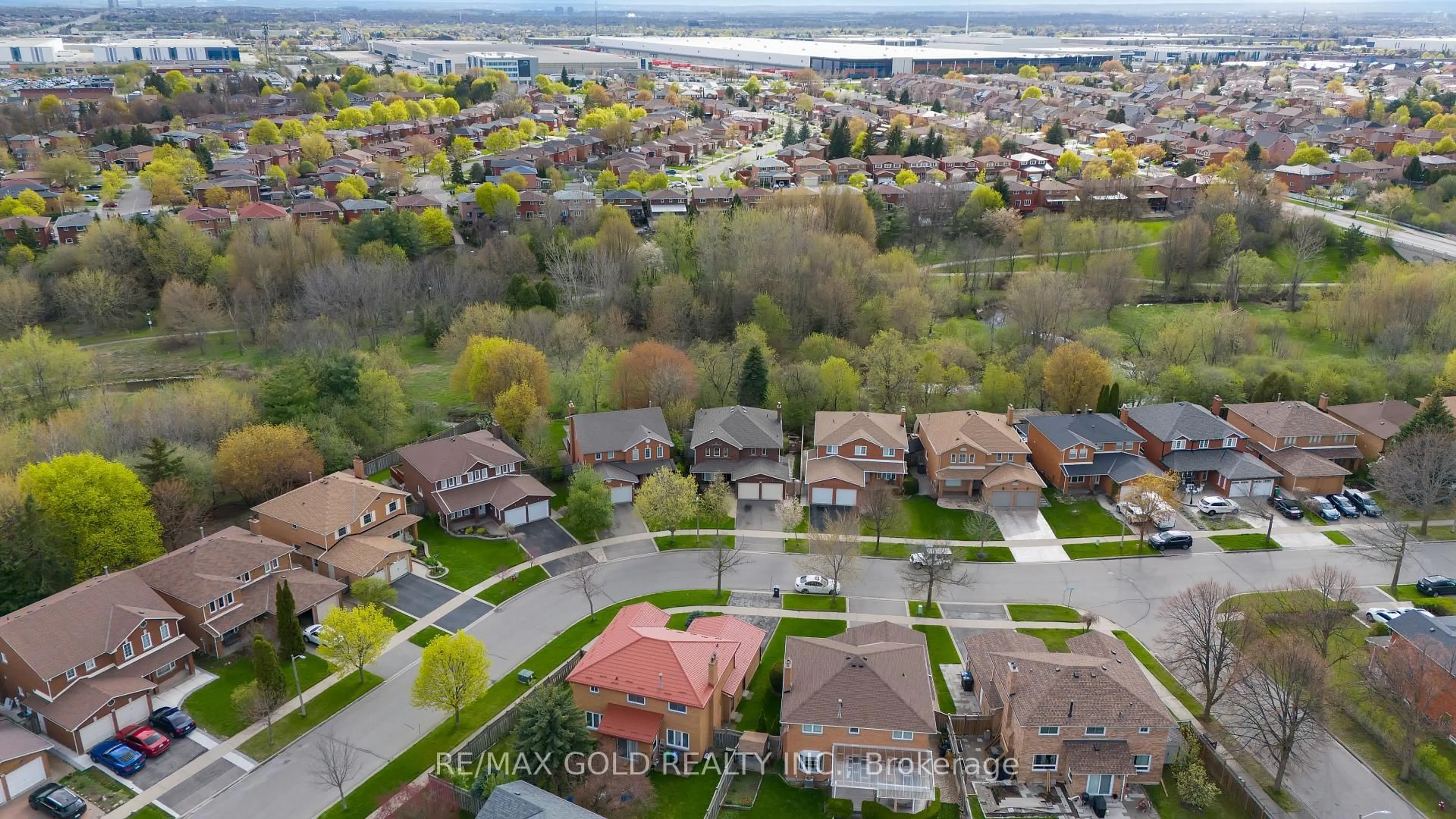 A pic from outside/outdoor area/front of a property/back of a property/a pic from drone, street for 26 Dundalk Cres, Brampton Ontario L6Z 2V2