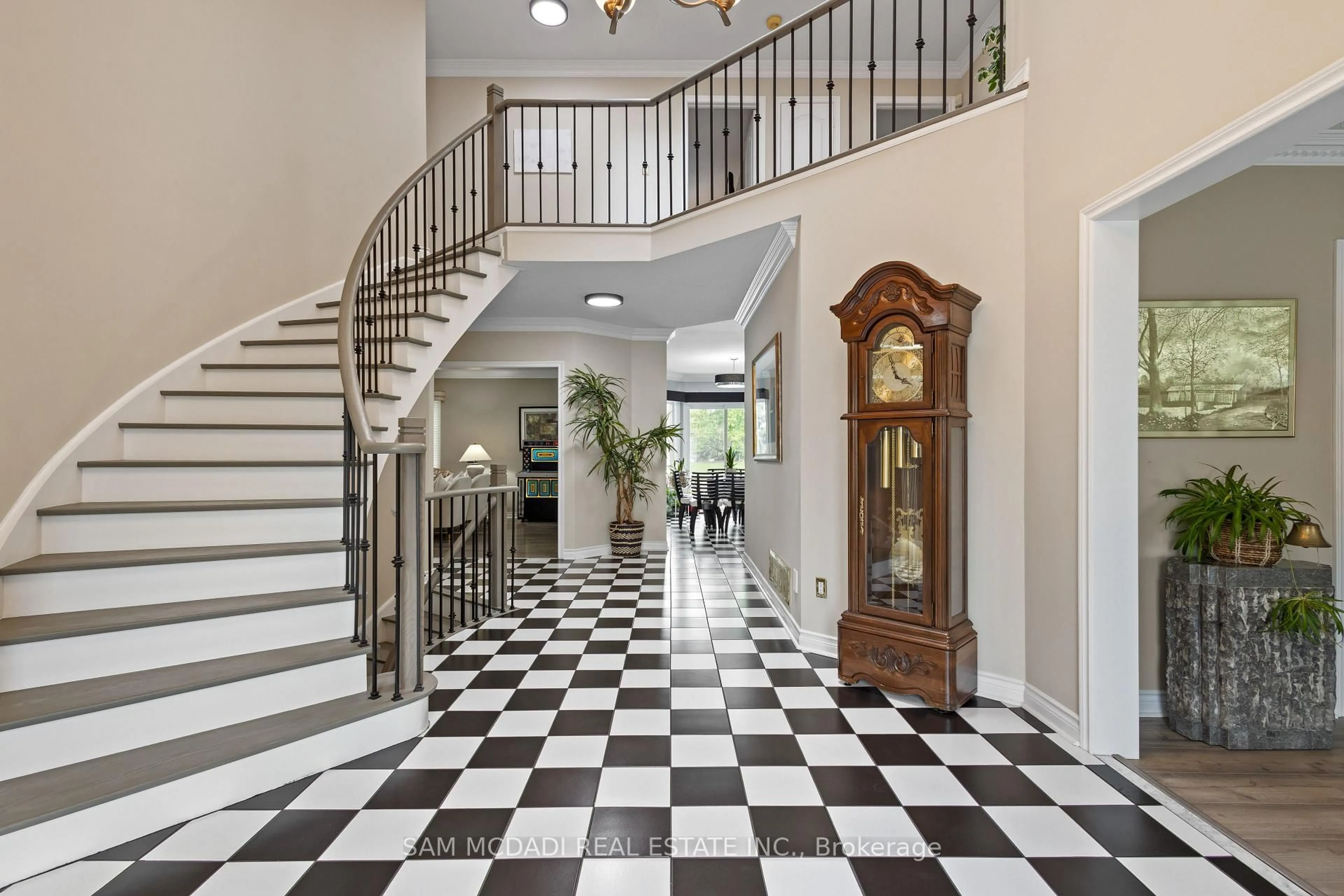 Indoor foyer for 5465 Shorecrest Cres, Mississauga Ontario L5M 4Y6