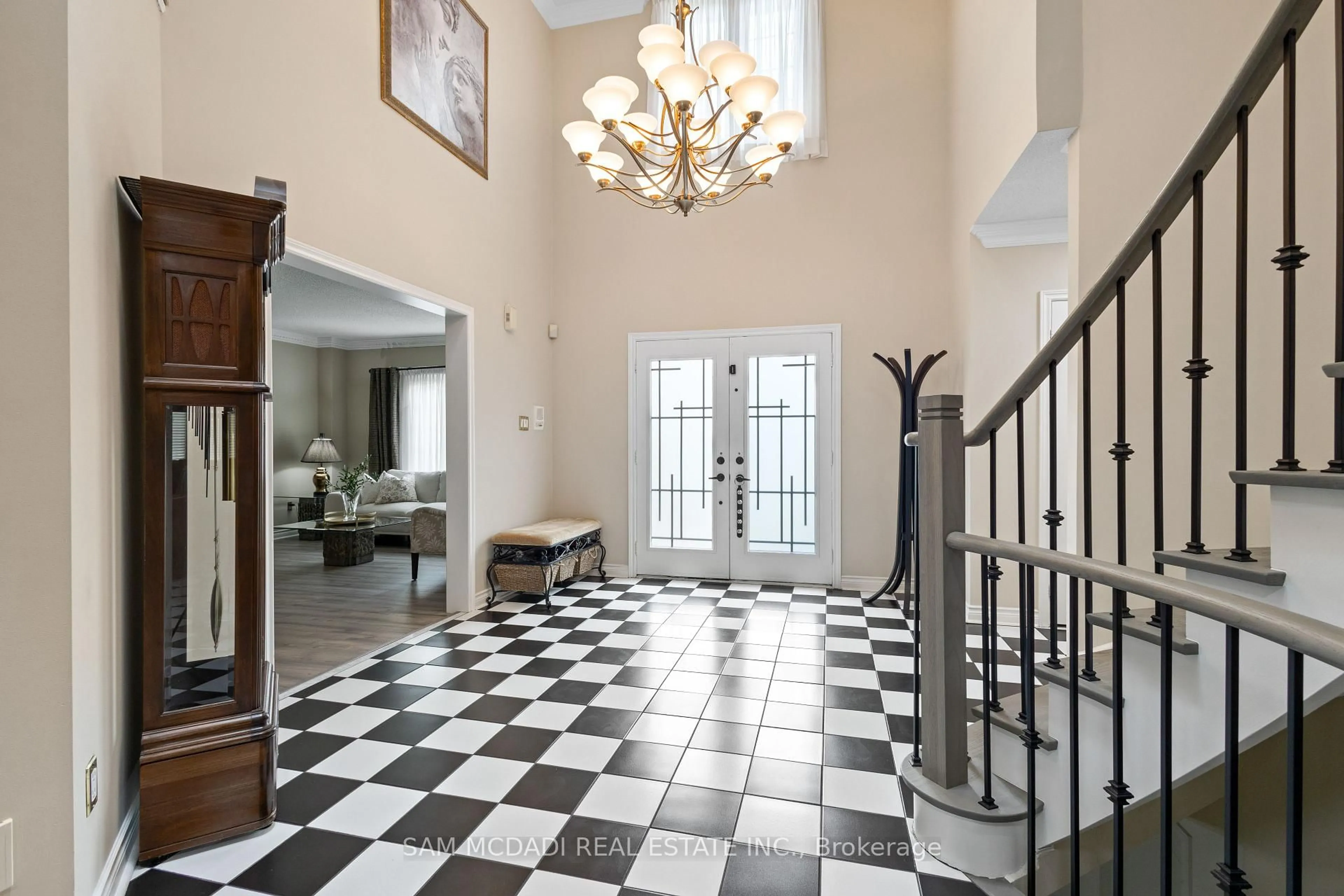 Indoor foyer for 5465 Shorecrest Cres, Mississauga Ontario L5M 4Y6