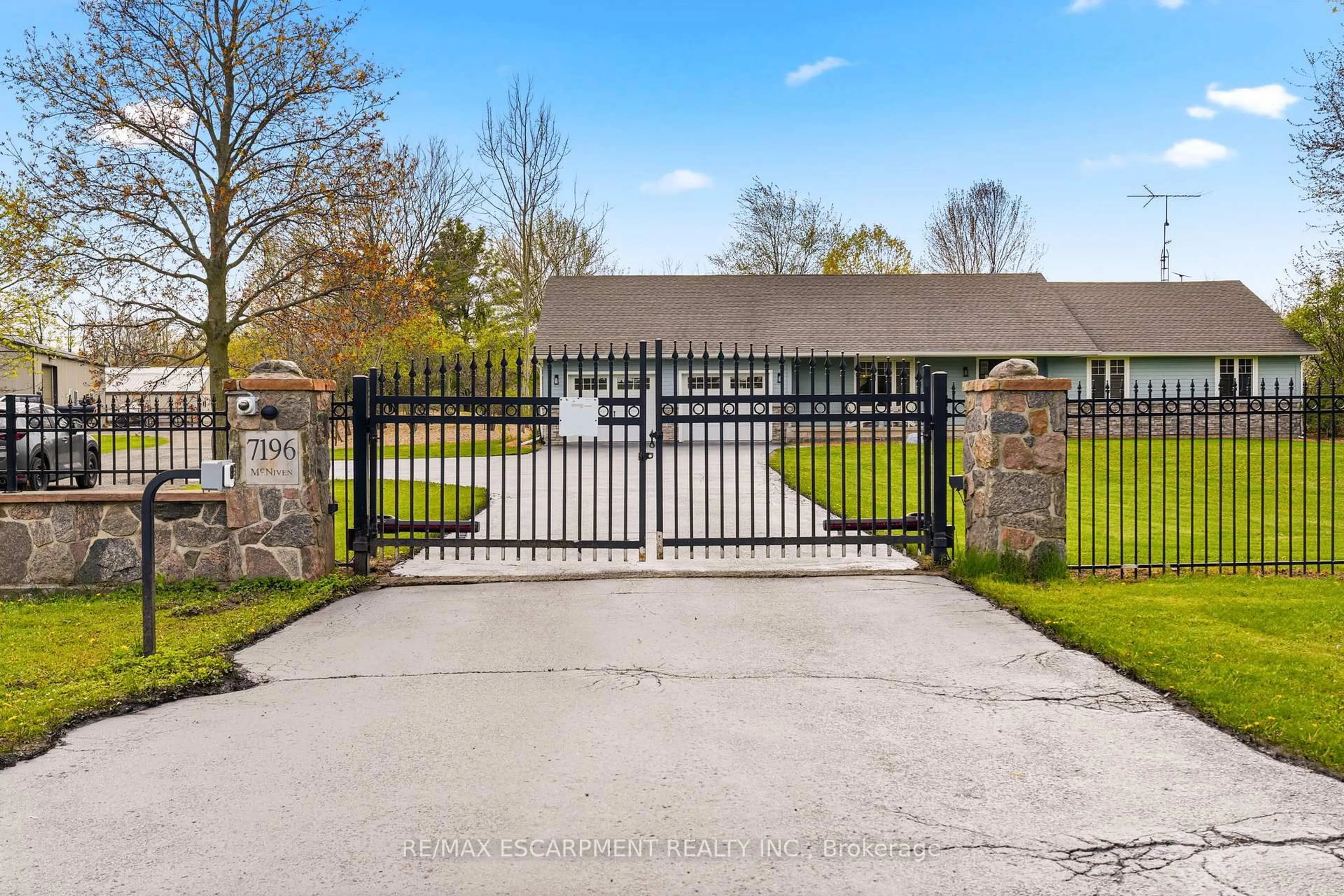 A pic from outside/outdoor area/front of a property/back of a property/a pic from drone, street for 7196 McNiven Rd, Milton Ontario L0P 1B0