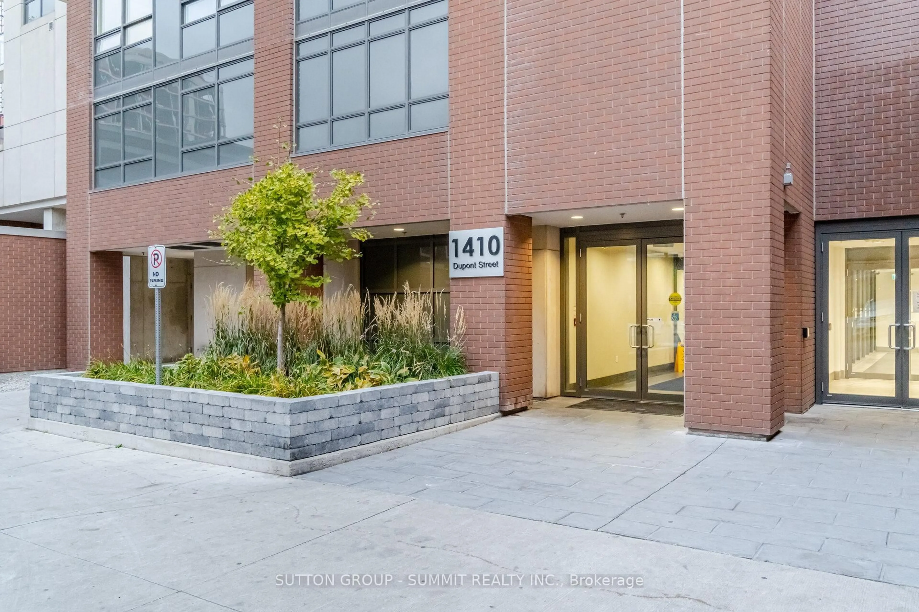 Indoor foyer for 1410 DUPONT St #311, Toronto Ontario M6H 0B6