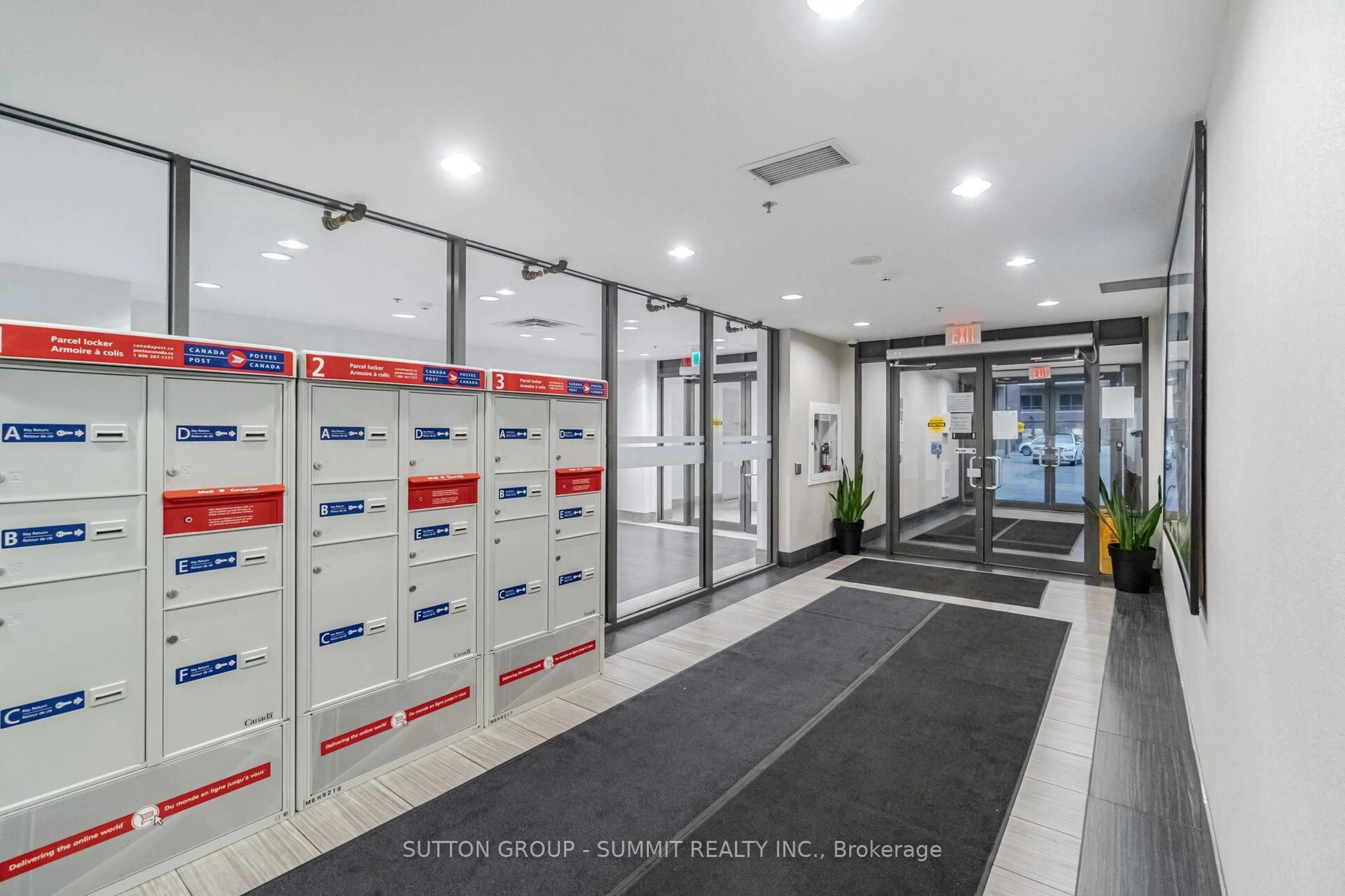 Indoor foyer for 1410 DUPONT St #311, Toronto Ontario M6H 0B6