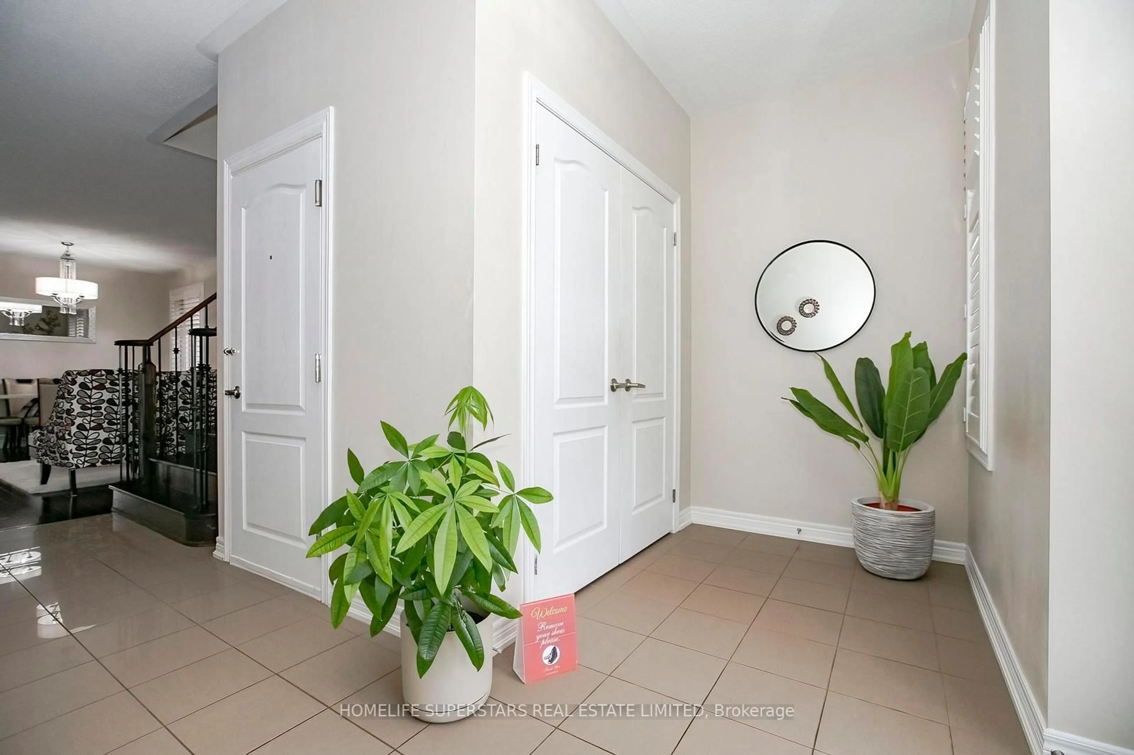 Indoor entryway for 18 Ripple St, Brampton Ontario L6R 3S5
