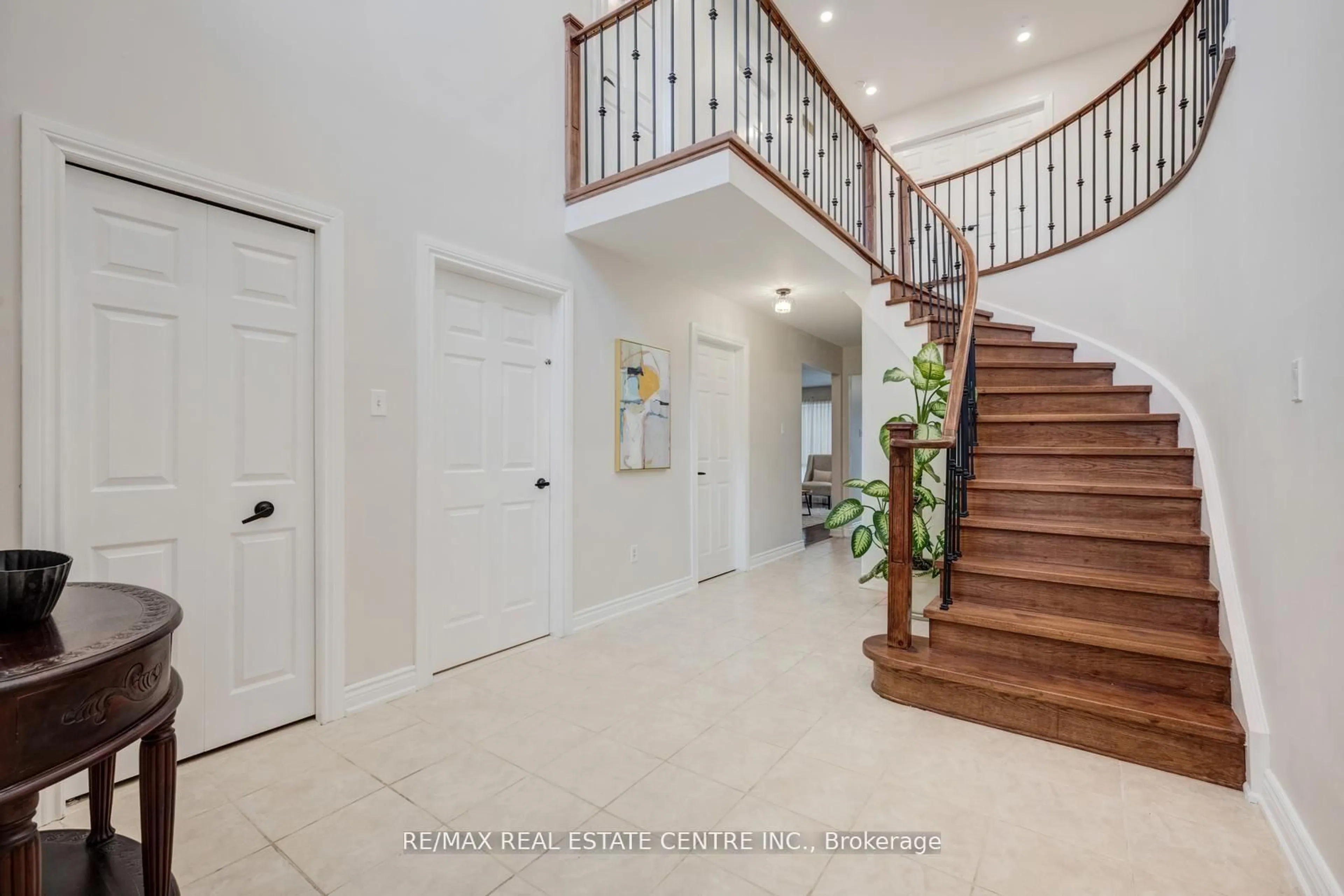 Indoor entryway for 5580 Millbrook Lane, Mississauga Ontario L5M 3X9