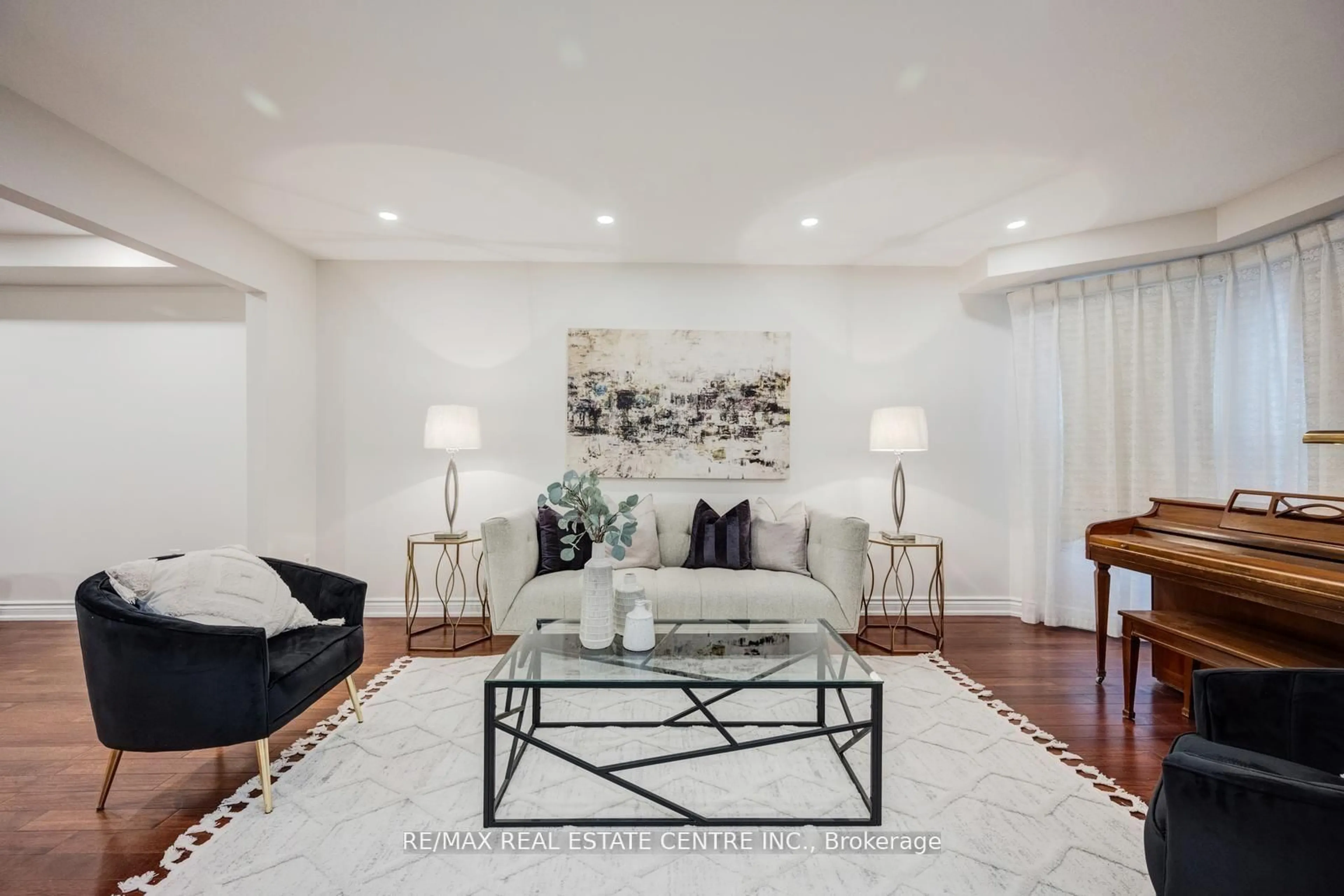 Living room with furniture, unknown for 5580 Millbrook Lane, Mississauga Ontario L5M 3X9