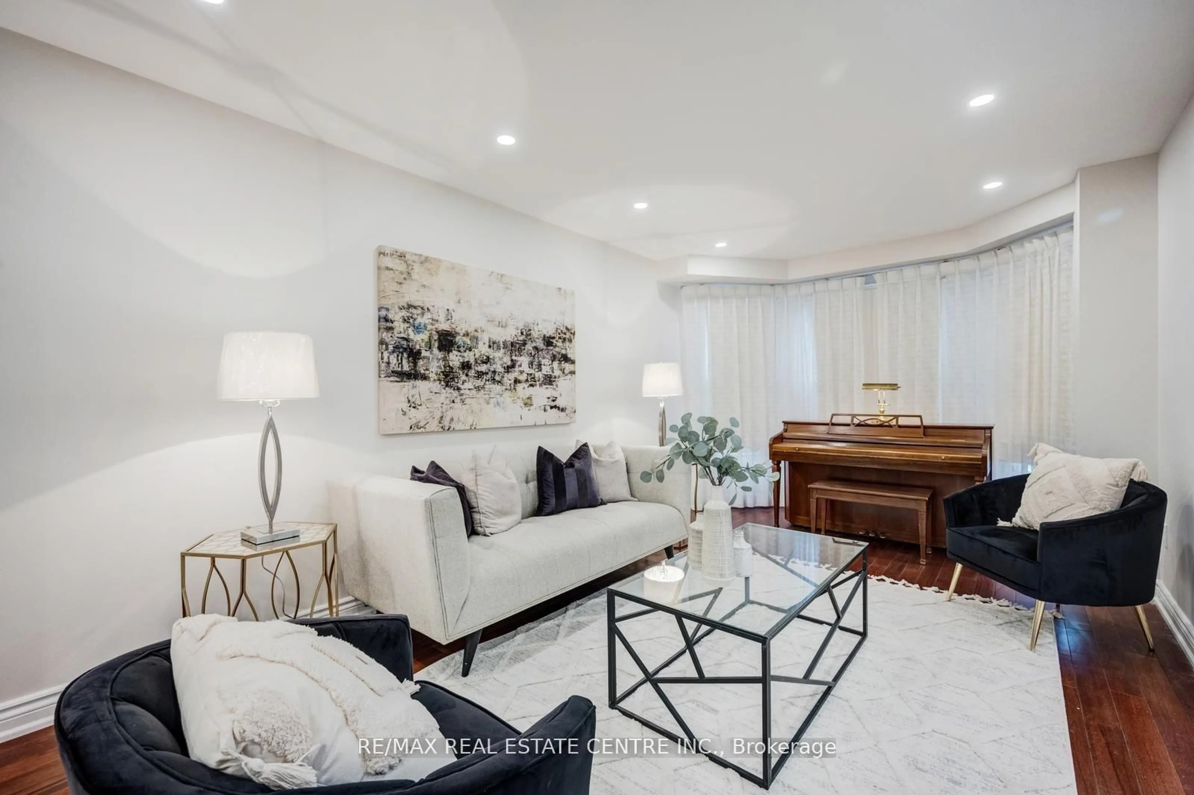 Living room with furniture, unknown for 5580 Millbrook Lane, Mississauga Ontario L5M 3X9