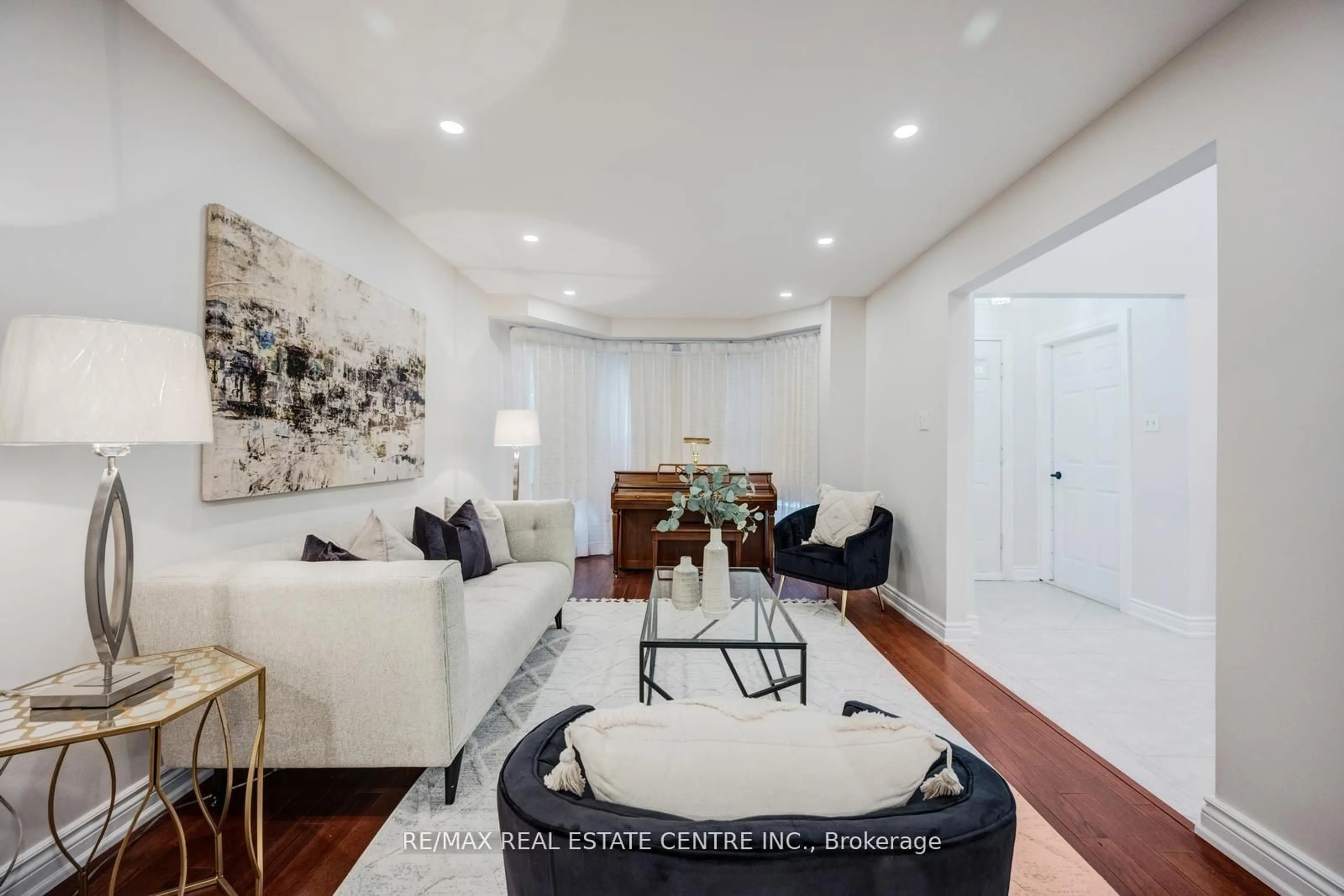 Living room with furniture, unknown for 5580 Millbrook Lane, Mississauga Ontario L5M 3X9