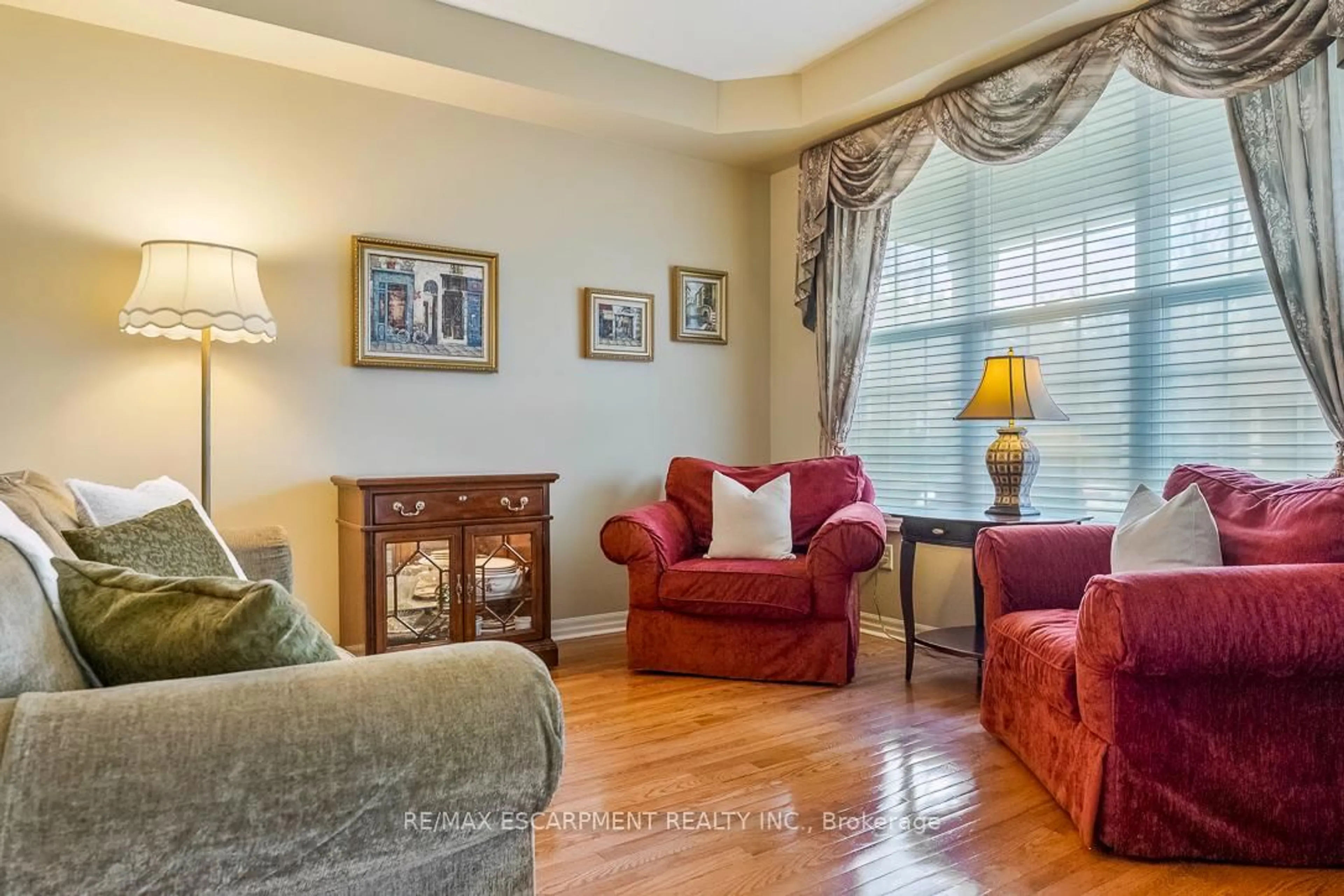 Living room with furniture, unknown for 2464 PEBBLESTONE Crt, Oakville Ontario L6M 4C4