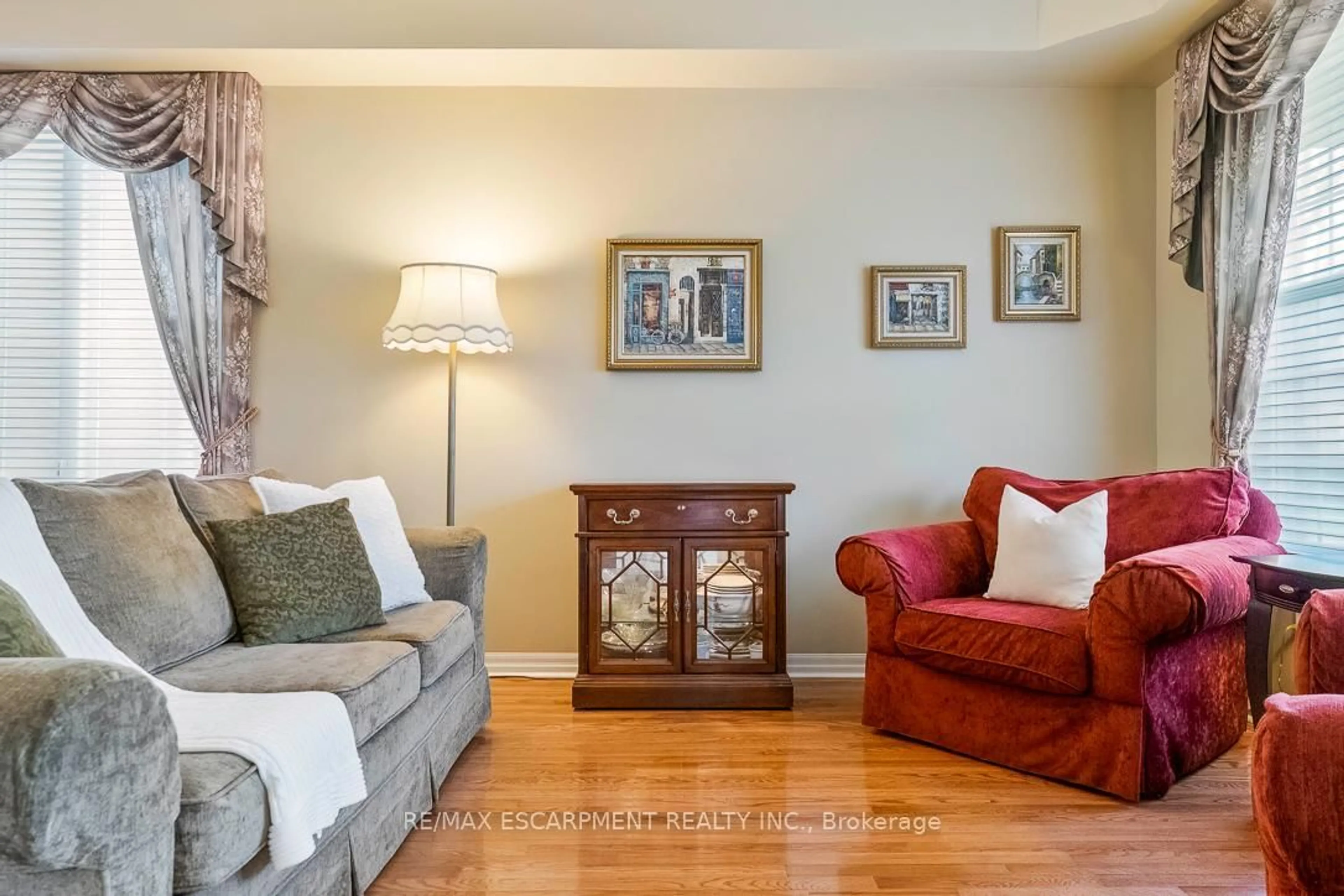 Living room with furniture, unknown for 2464 PEBBLESTONE Crt, Oakville Ontario L6M 4C4