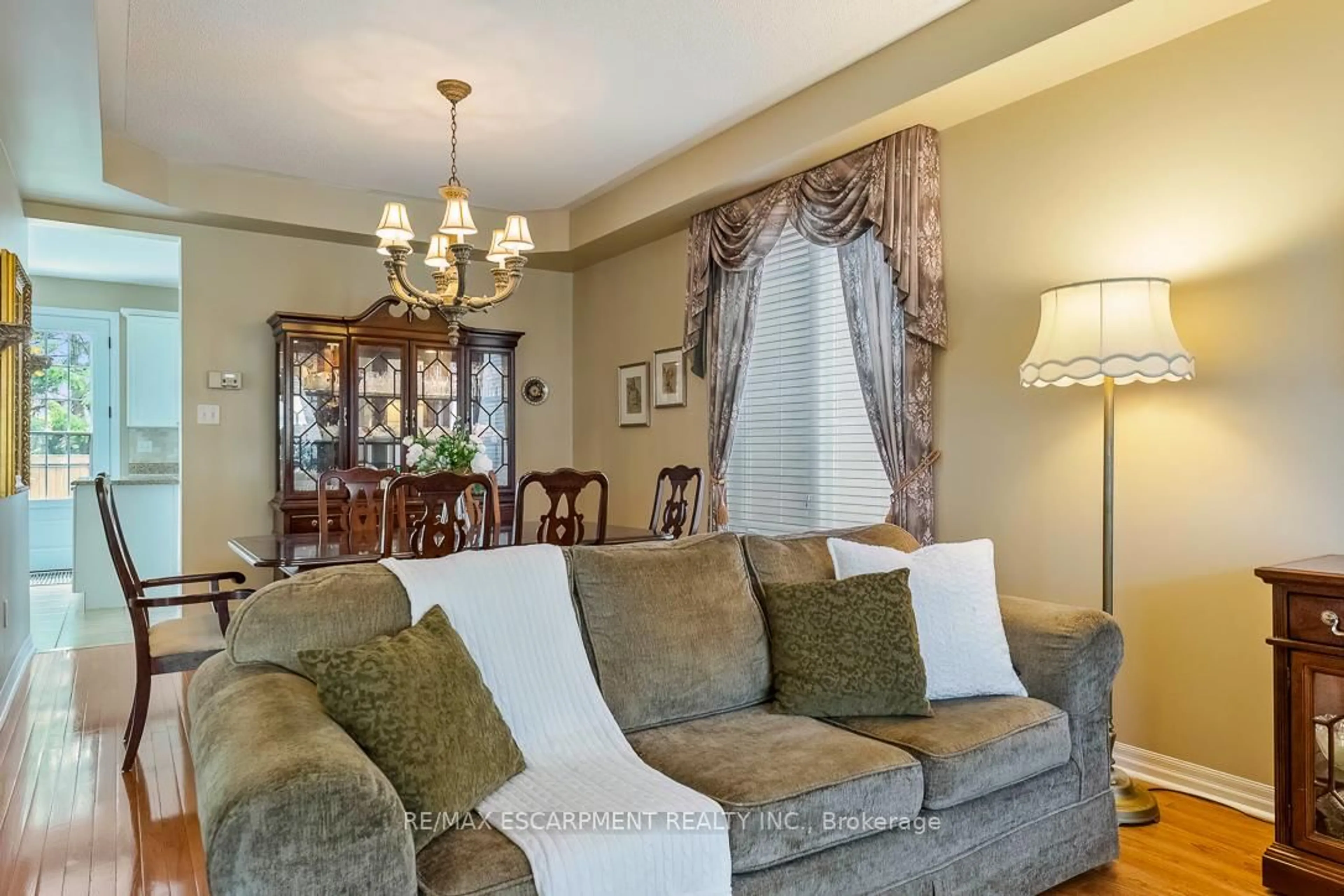 Living room with furniture, unknown for 2464 PEBBLESTONE Crt, Oakville Ontario L6M 4C4