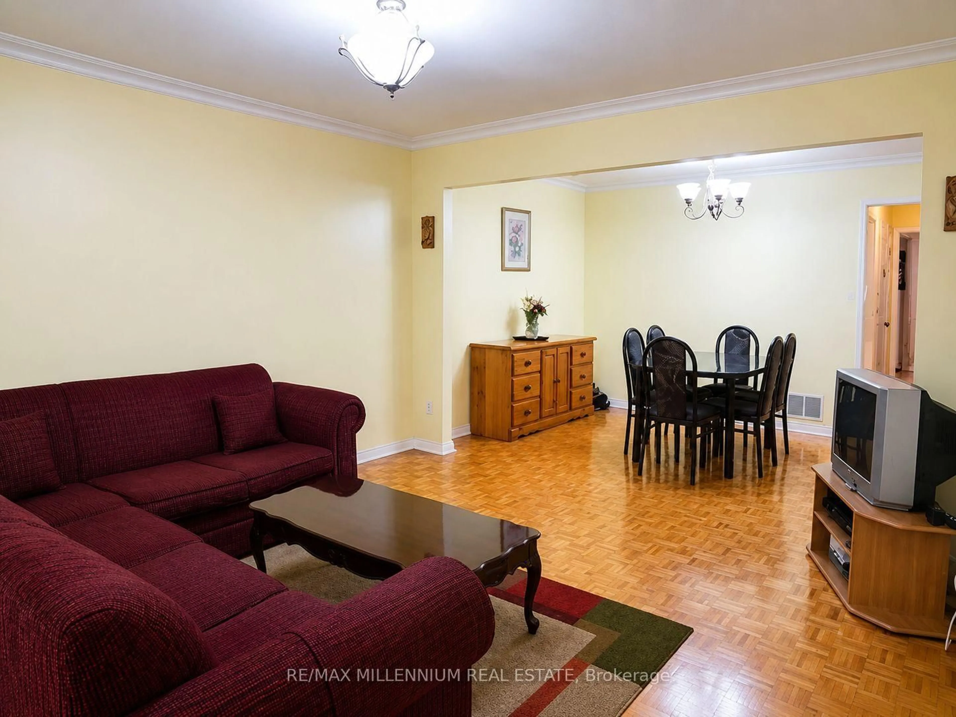 Living room with furniture, unknown for 29 Major Oaks Dr, Brampton Ontario L6V 3K1