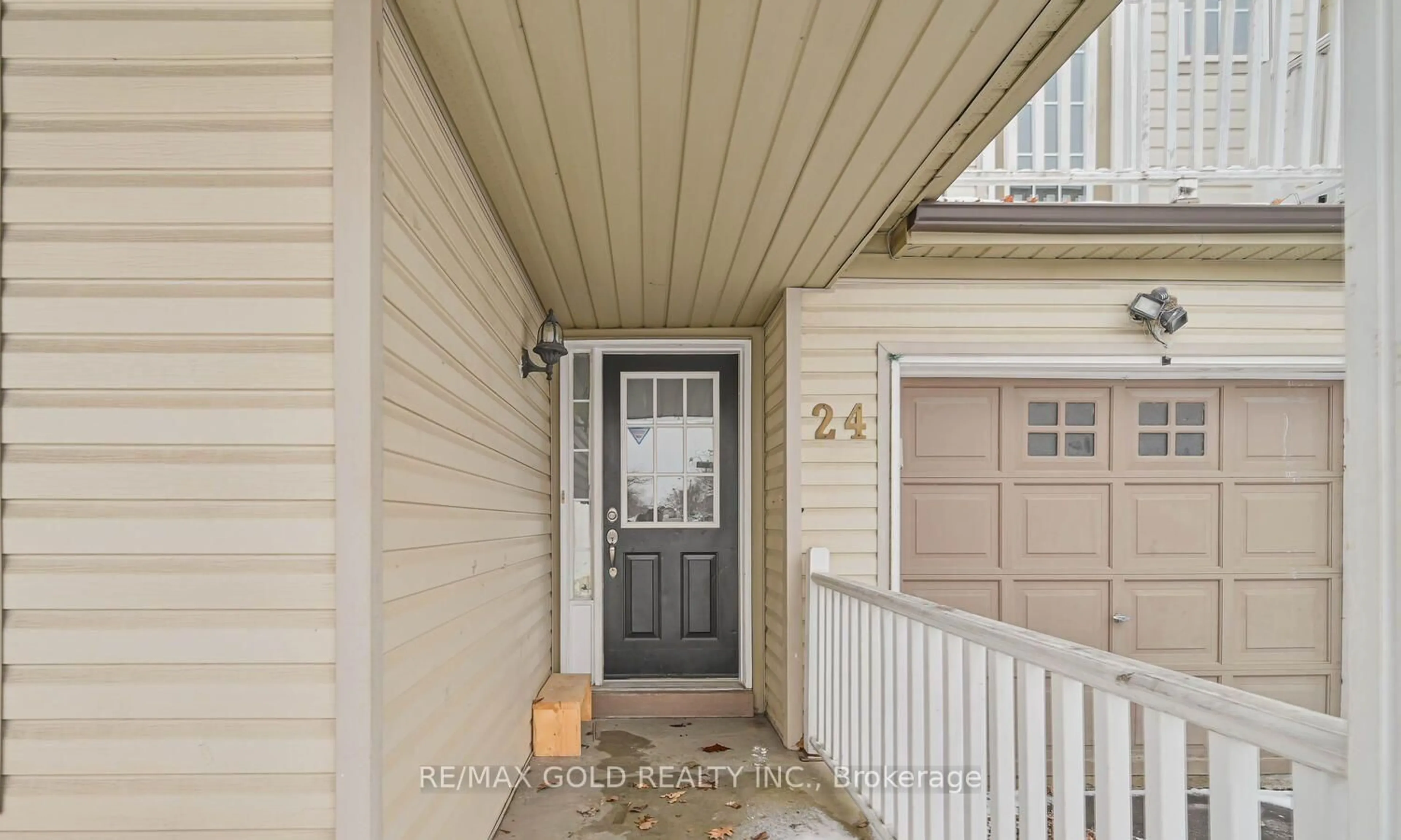 Indoor entryway for 24 Seaside Circ, Brampton Ontario L6R 2G7
