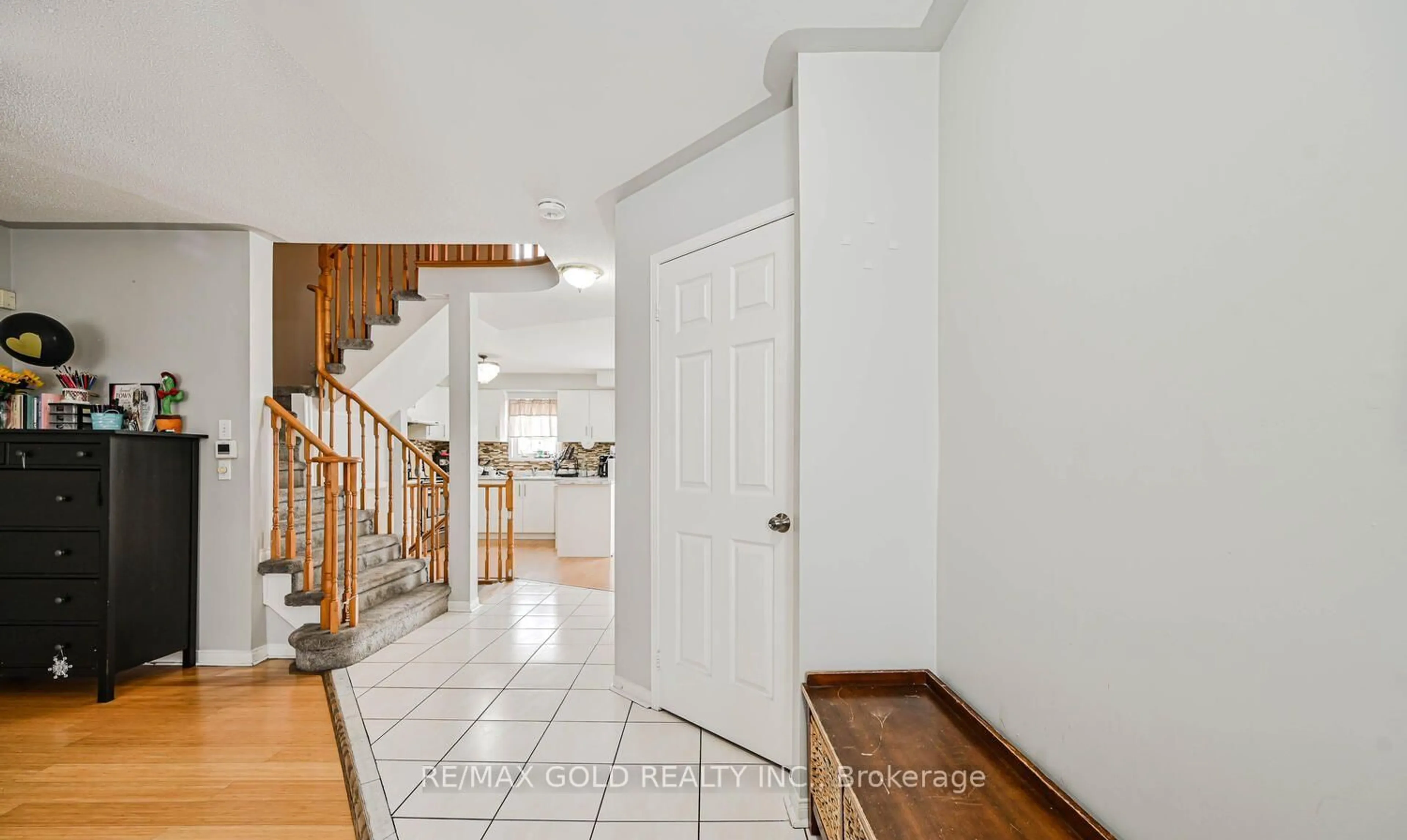 Indoor foyer for 24 Seaside Circ, Brampton Ontario L6R 2G7