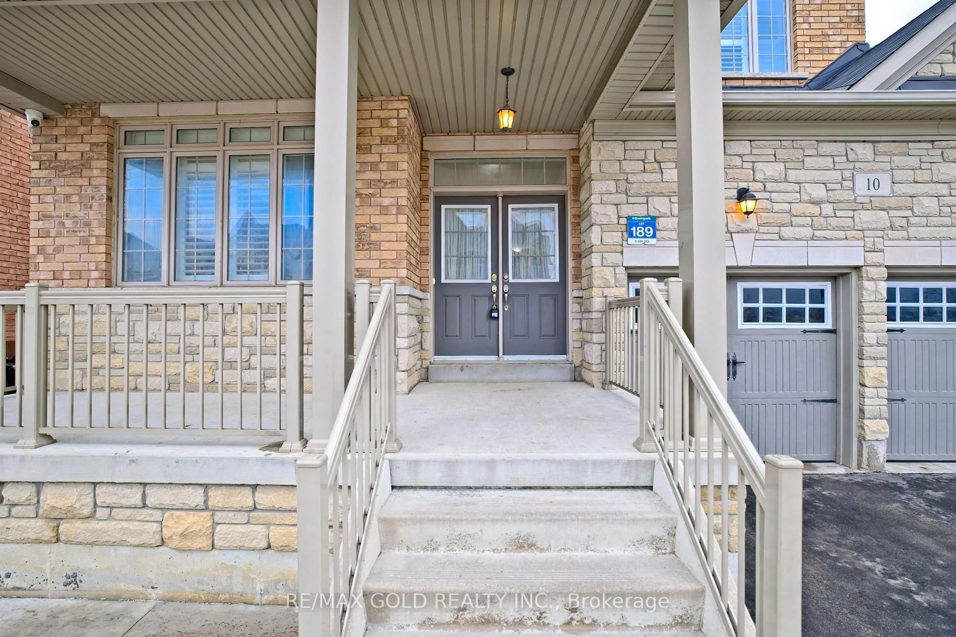 Indoor entryway for 10 Dopp Cres, Brampton Ontario L6P 4C8