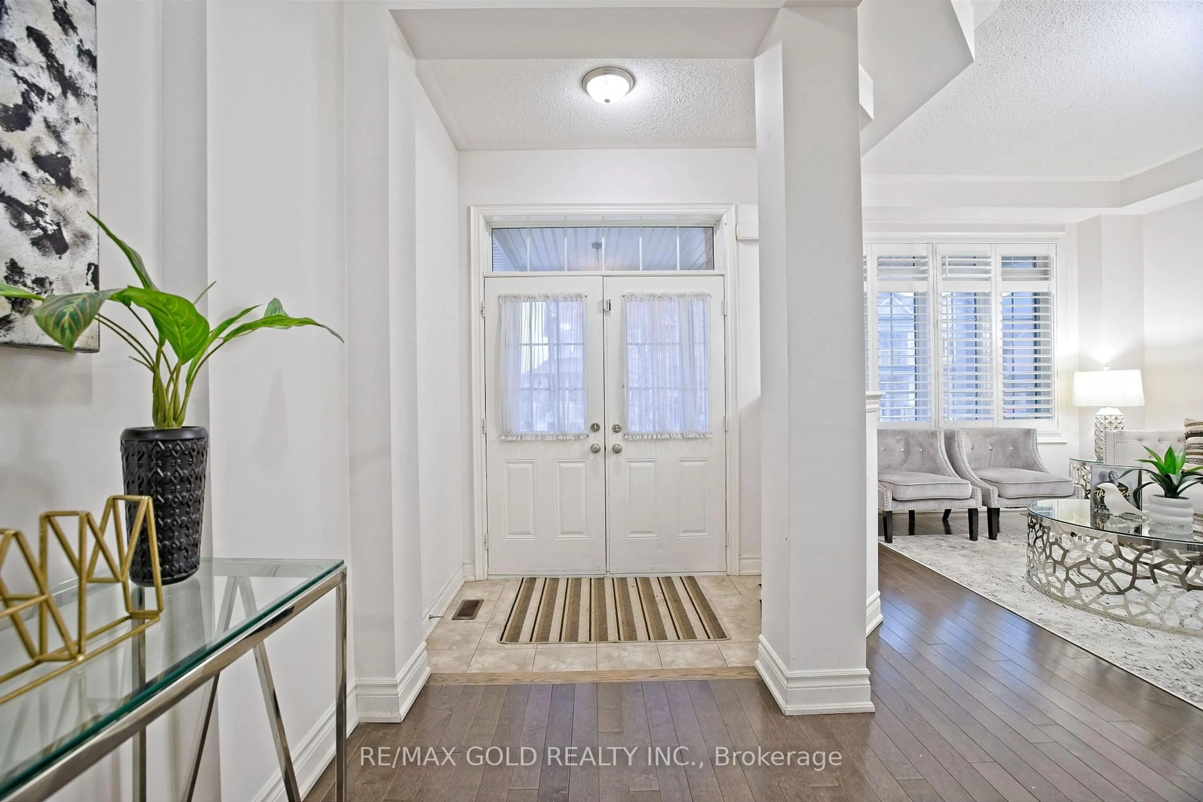 Indoor entryway for 10 Dopp Cres, Brampton Ontario L6P 4C8
