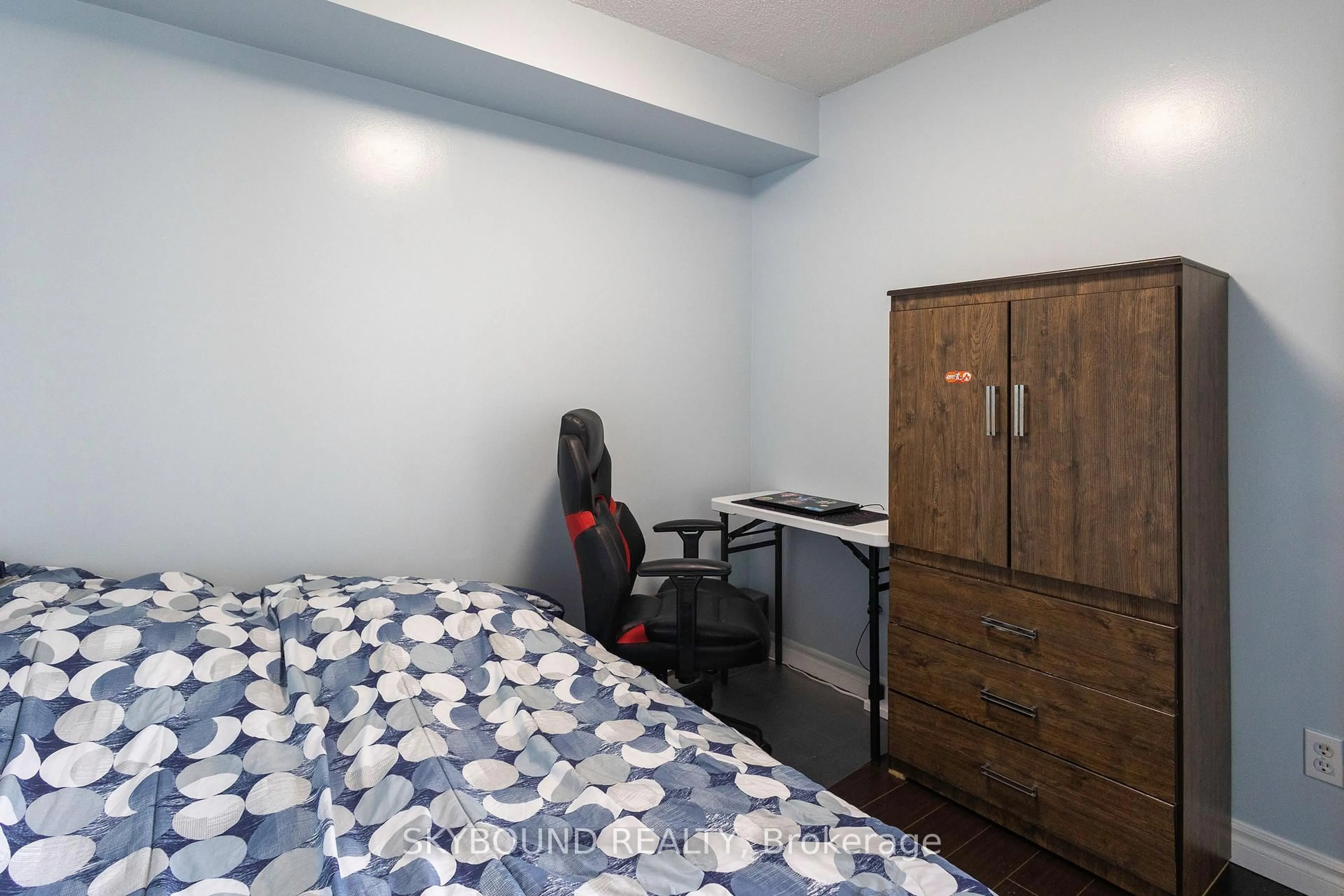 A pic of a room for 3043 Finch Ave #2033, Toronto Ontario M9M 0A4
