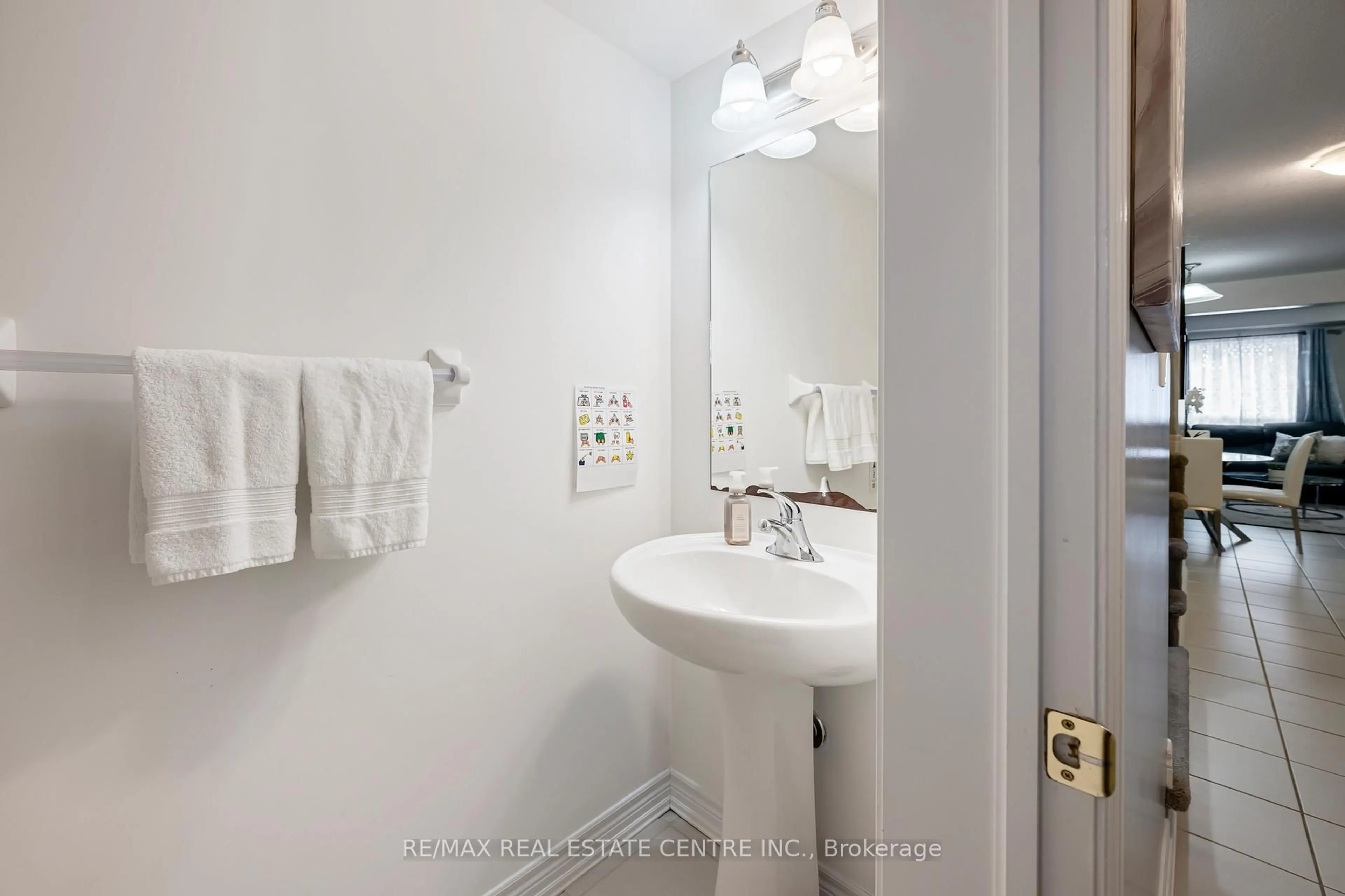 Standard bathroom, ceramic/tile floor for 124 Parkinson Cres #67, Orangeville Ontario L9W 6R7