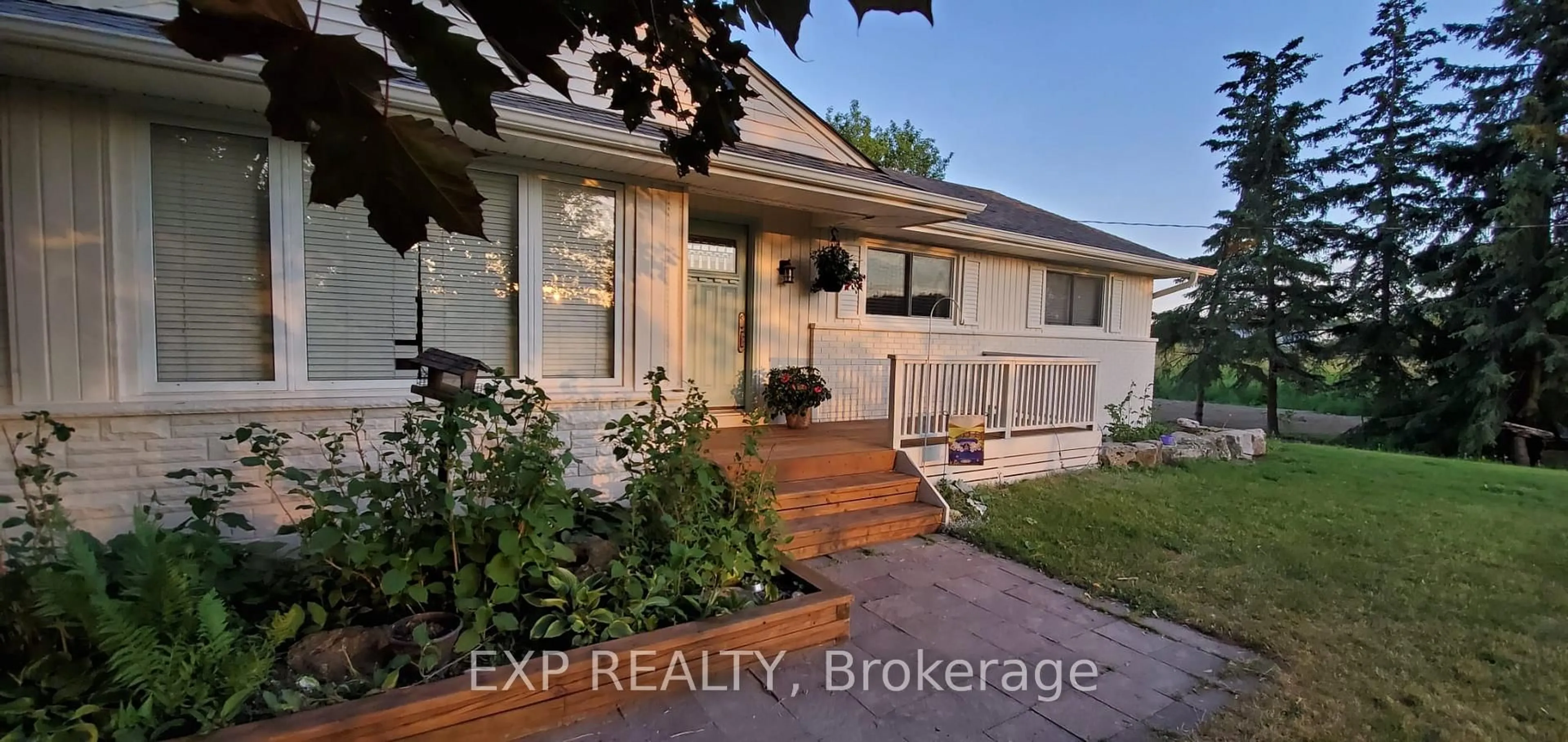 Home with brick exterior material, street for 2724 8 Sdrd, Burlington Ontario L7P 0E6