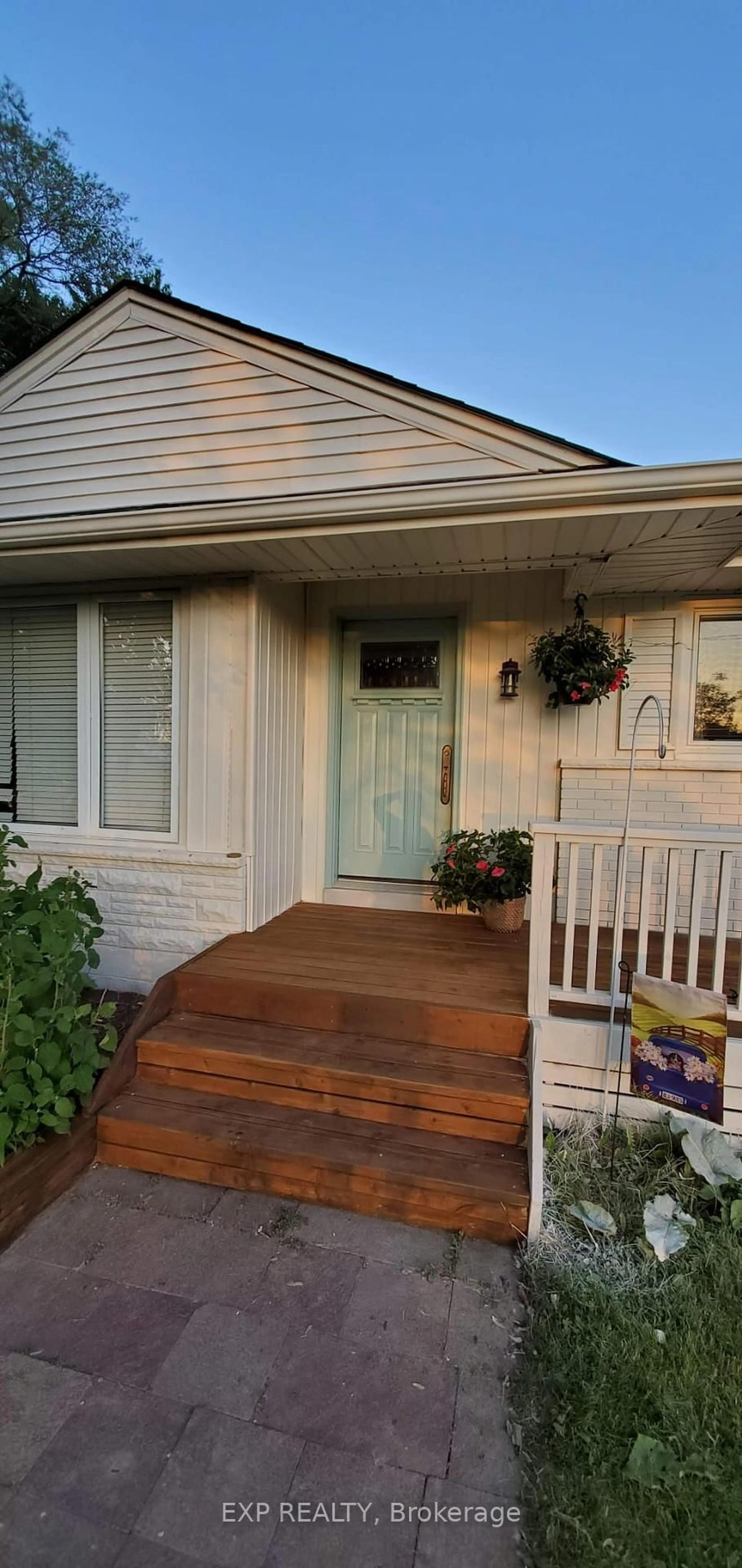 Home with vinyl exterior material, street for 2724 8 Sdrd, Burlington Ontario L7P 0E6
