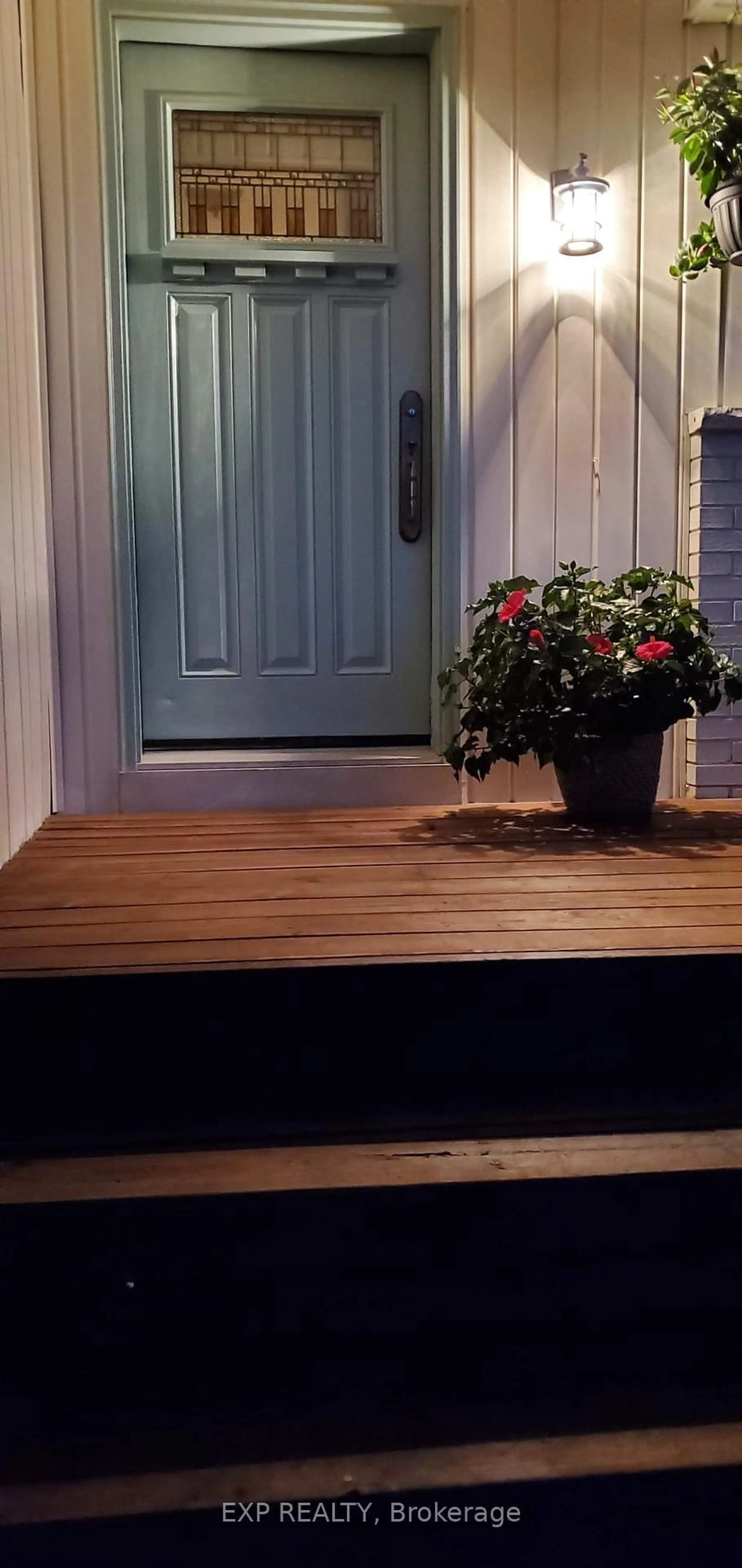 Indoor entryway for 2724 8 Sdrd, Burlington Ontario L7P 0E6