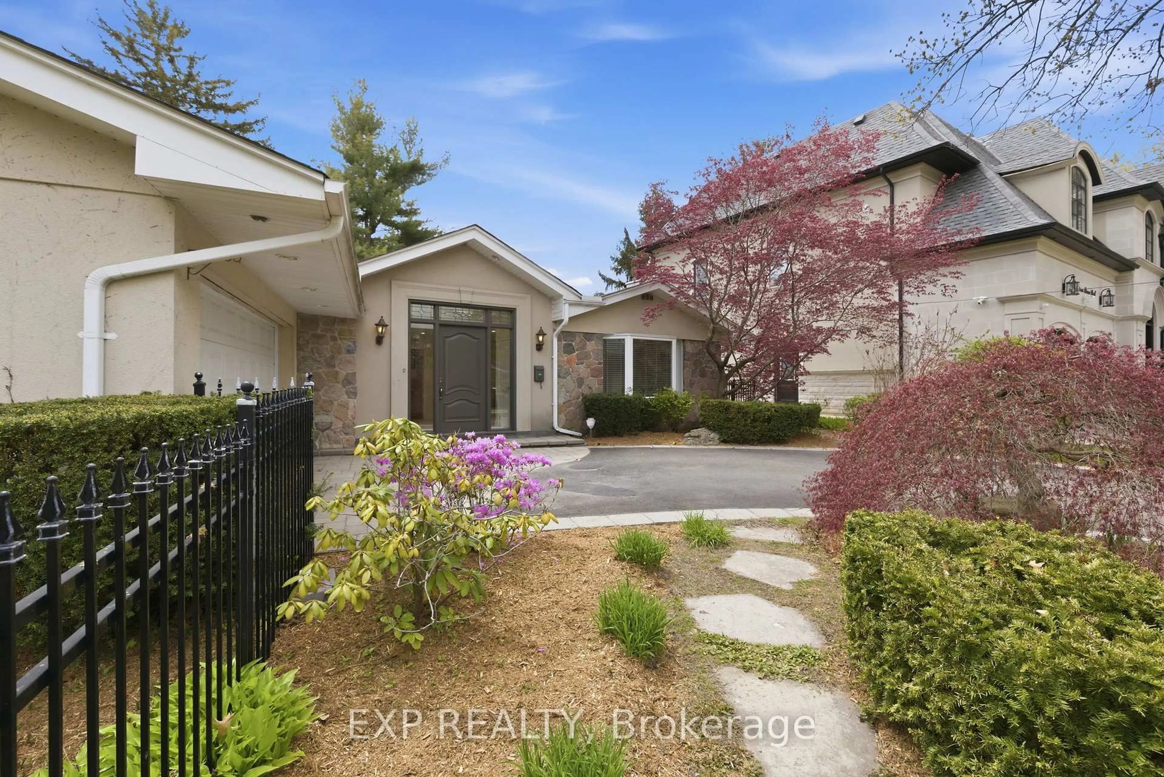 A pic from outside/outdoor area/front of a property/back of a property/a pic from drone, street for 2076 Autumn Breeze Dr, Mississauga Ontario L5B 1R4