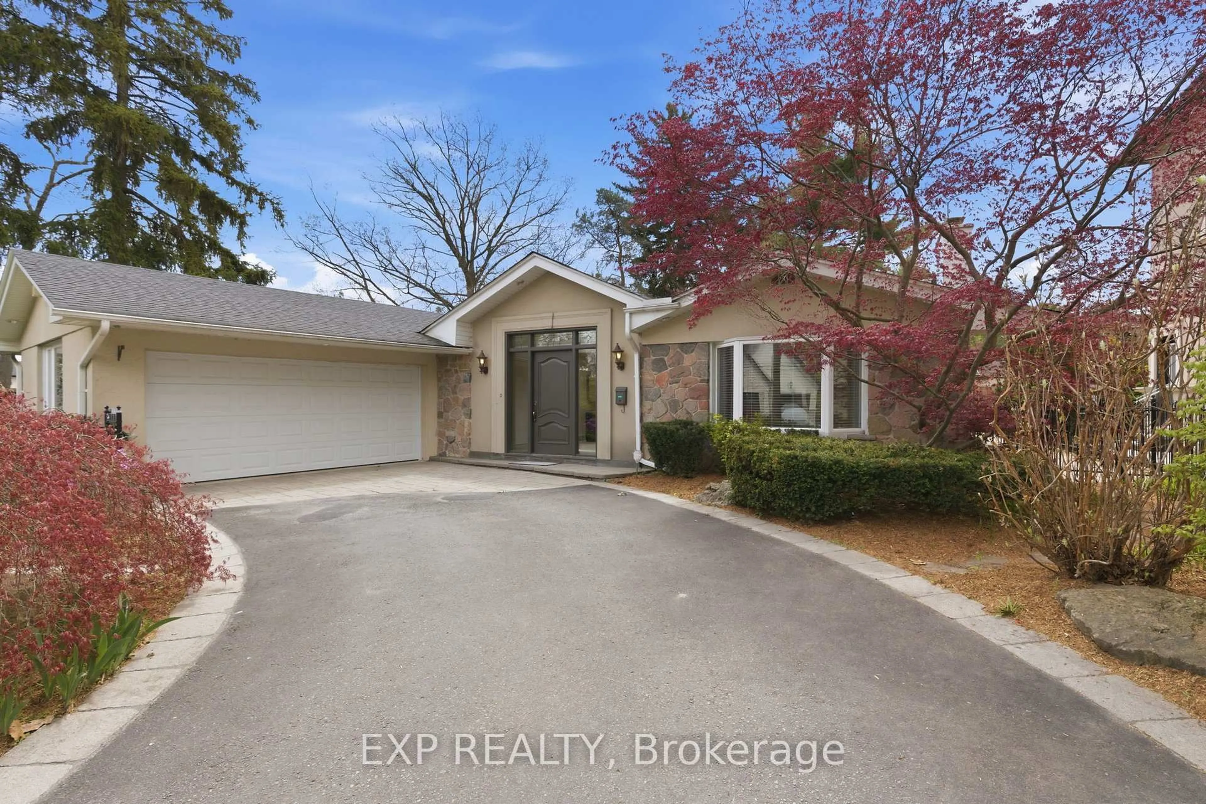 A pic from outside/outdoor area/front of a property/back of a property/a pic from drone, street for 2076 Autumn Breeze Dr, Mississauga Ontario L5B 1R4