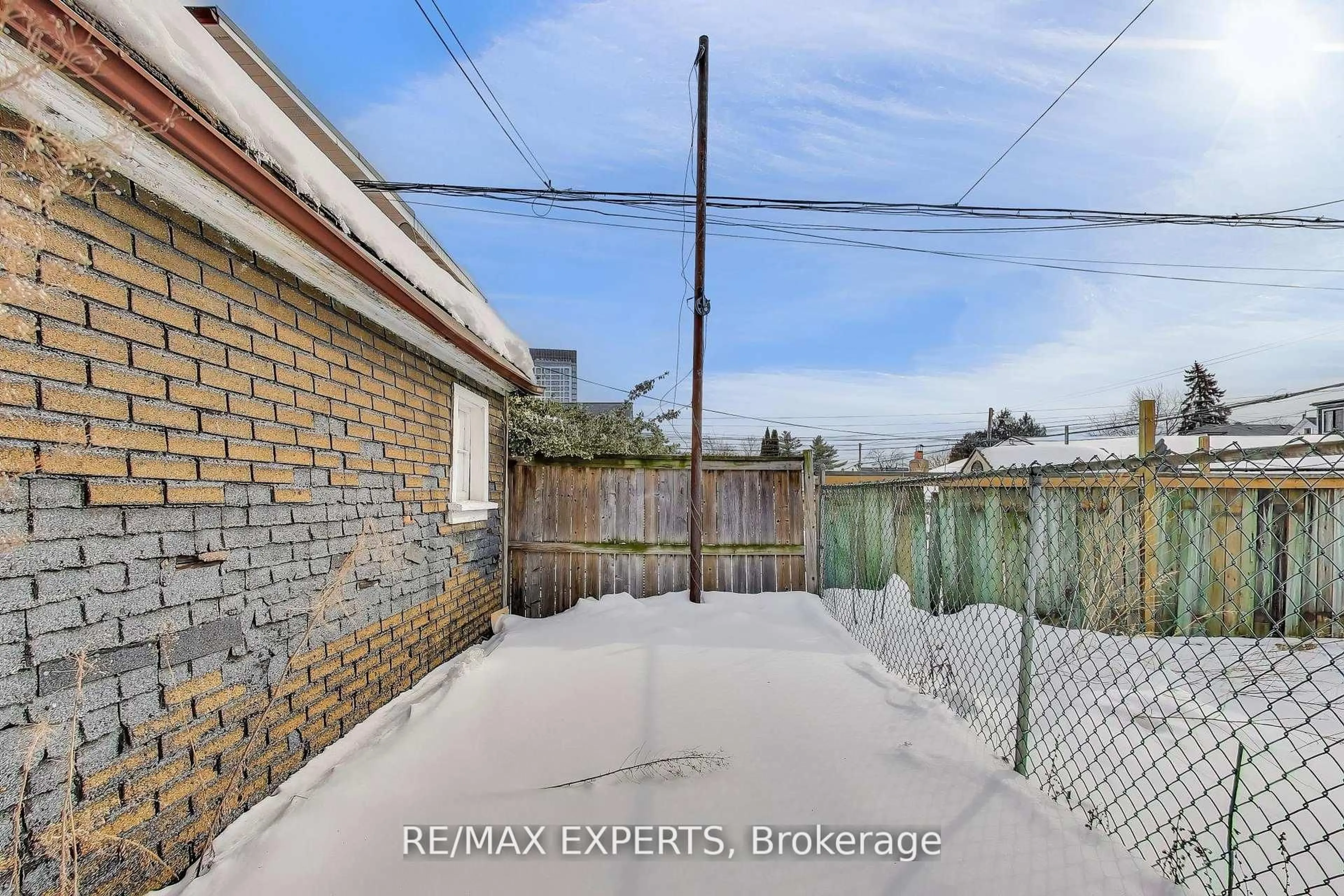 Patio, street for 1895 Davenport Rd, Toronto Ontario M6N 1C1