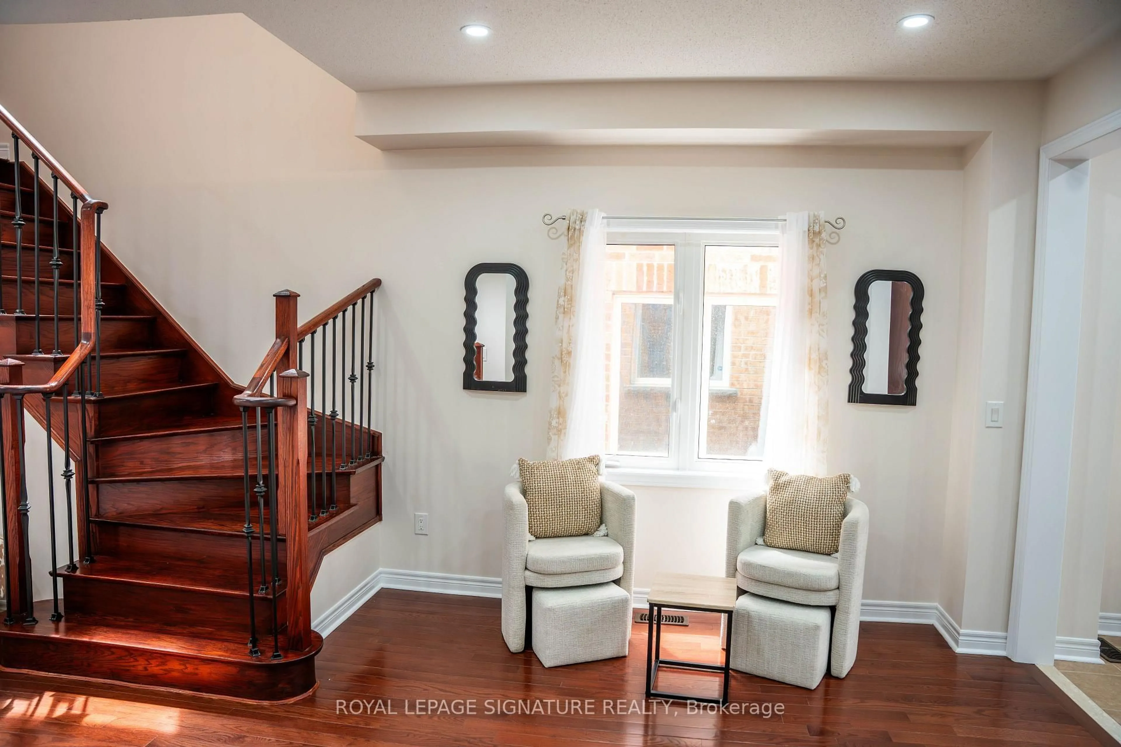 Indoor entryway for 25 Versailles Cres, Brampton Ontario L6P 3J8