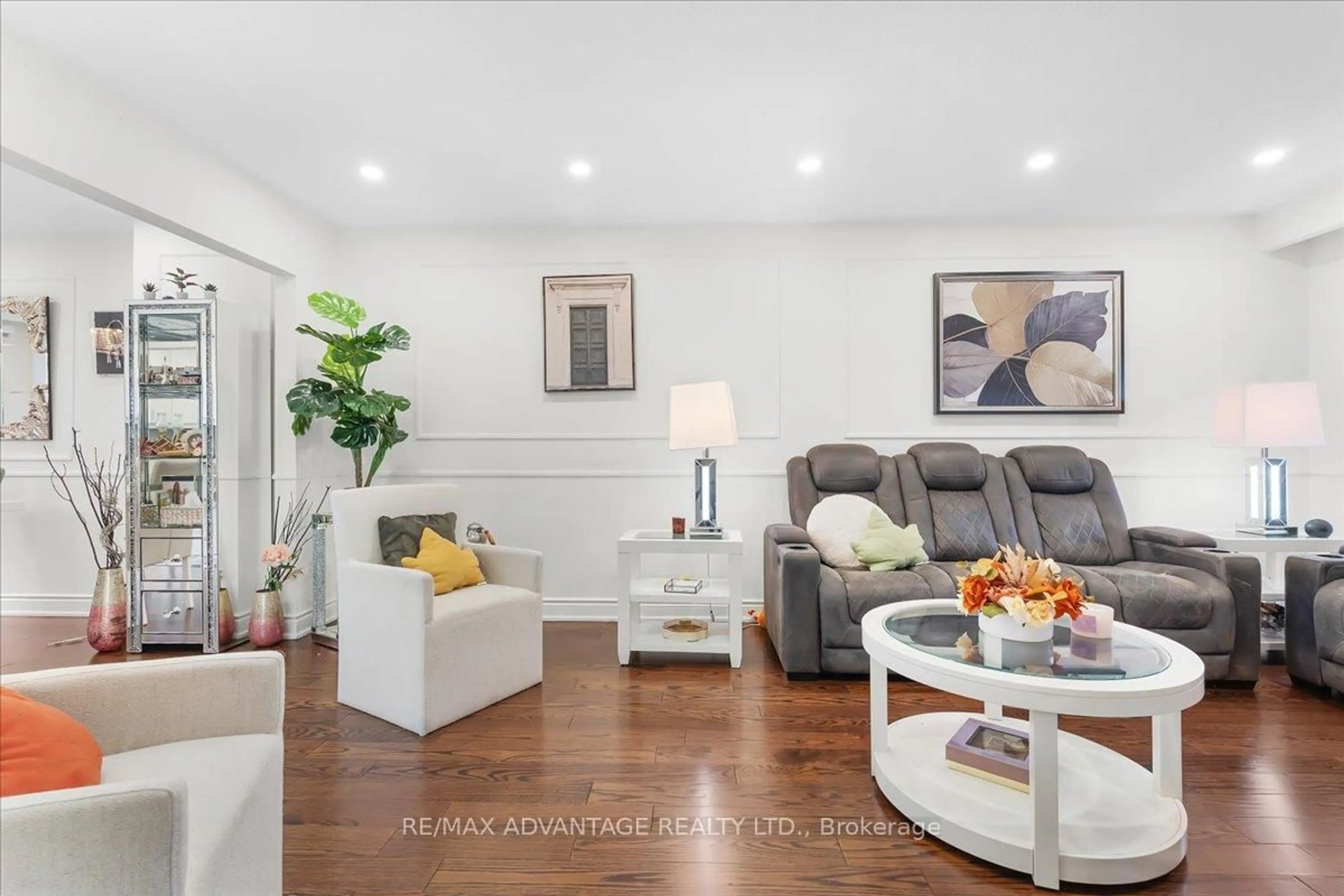 Living room with furniture, unknown for 3218 Mainsail Cres, Mississauga Ontario L5L 1H2