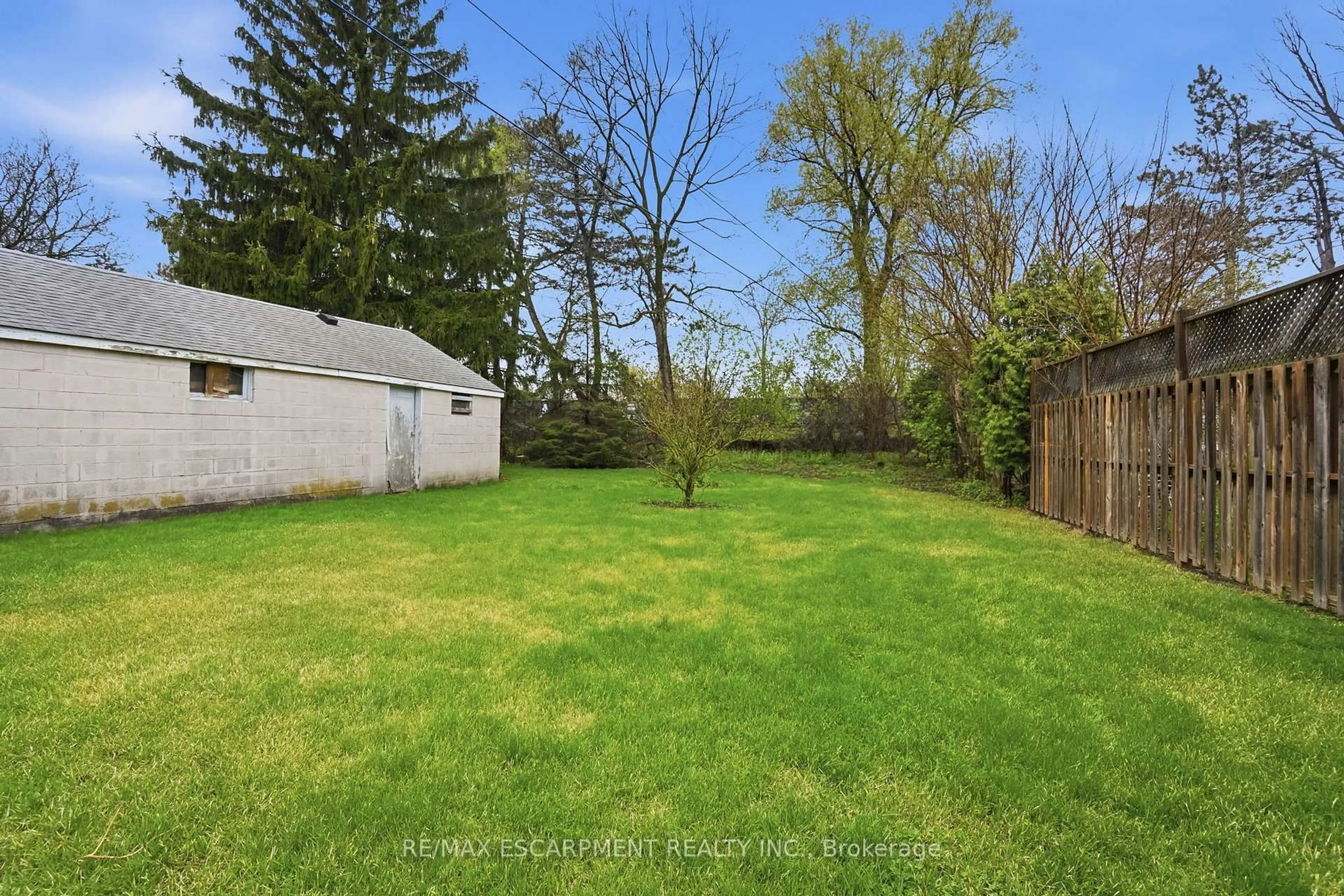 A pic from outside/outdoor area/front of a property/back of a property/a pic from drone, unknown for 523 ENFIELD Rd, Burlington Ontario L7T 2X5