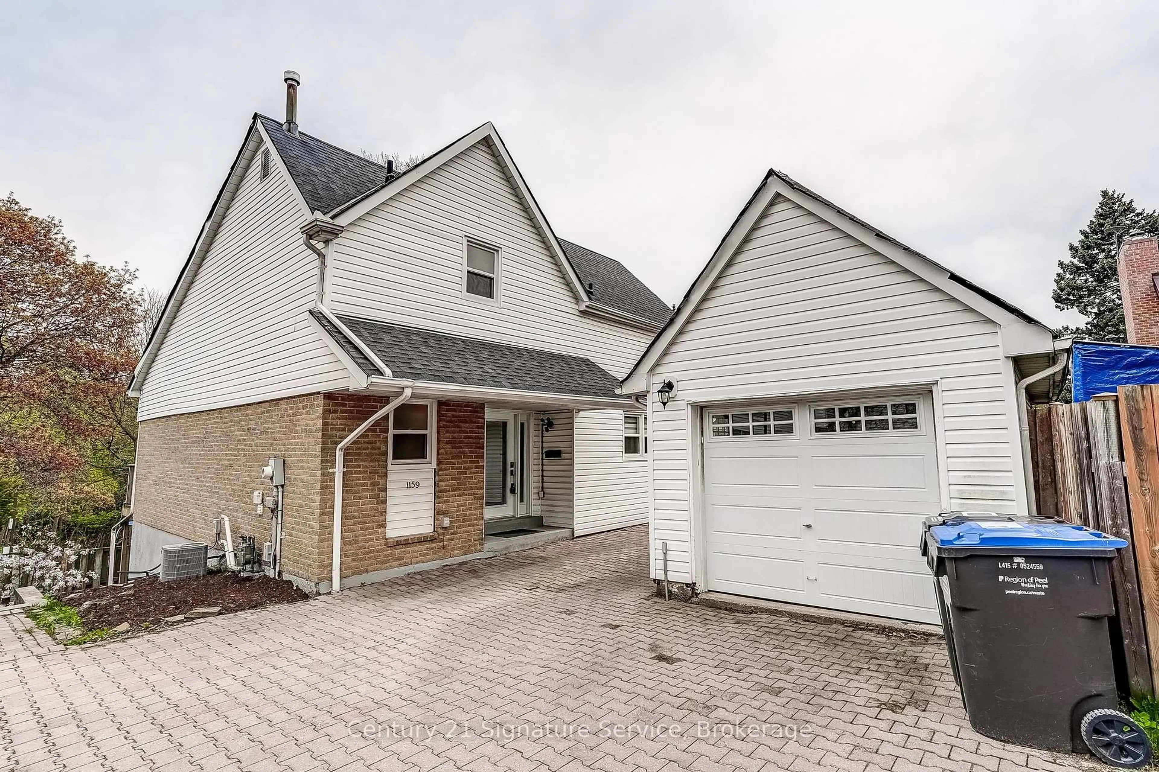 A pic from outside/outdoor area/front of a property/back of a property/a pic from drone, street for 1159 Kos Blvd, Mississauga Ontario L5J 4L3
