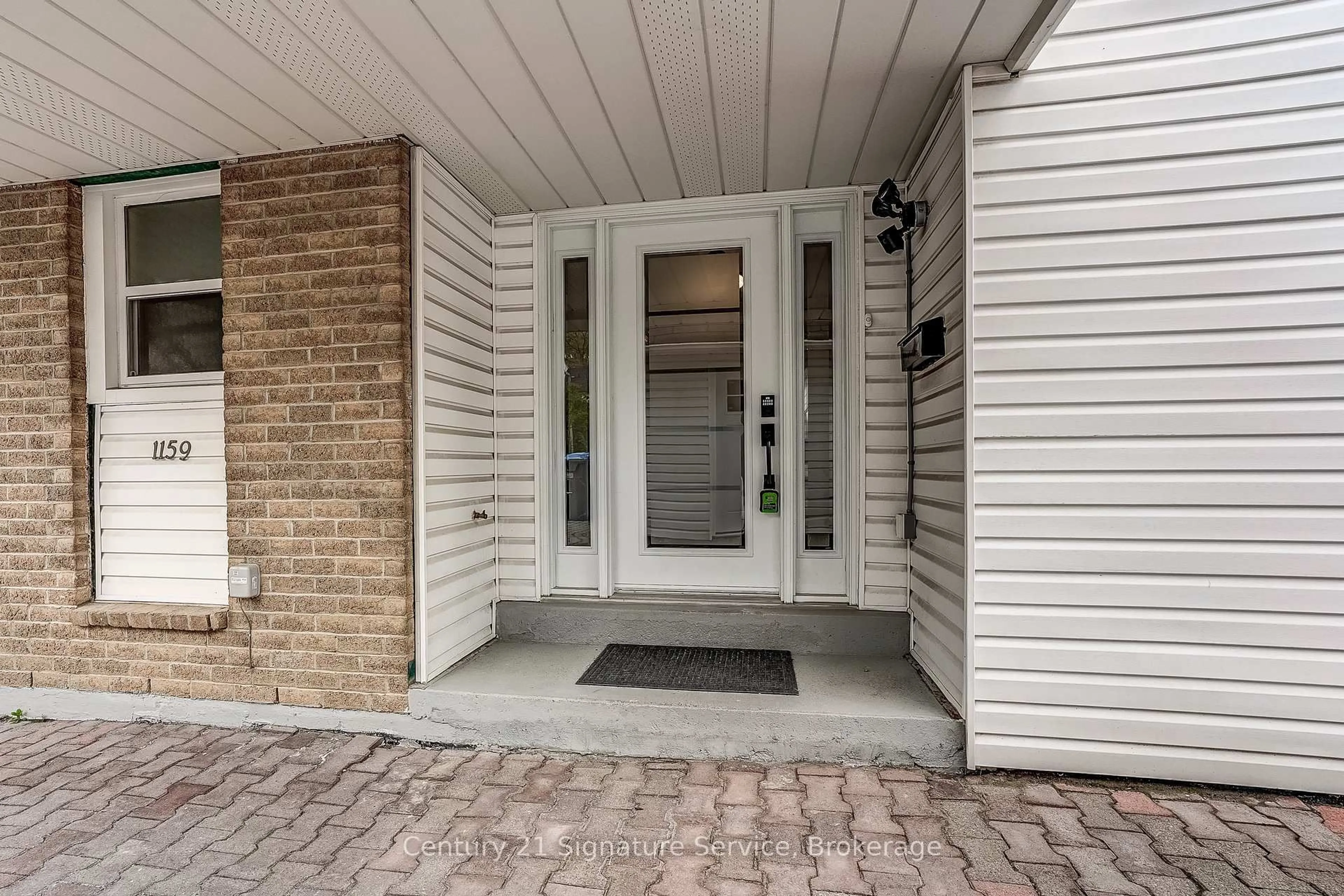 Indoor entryway for 1159 Kos Blvd, Mississauga Ontario L5J 4L3