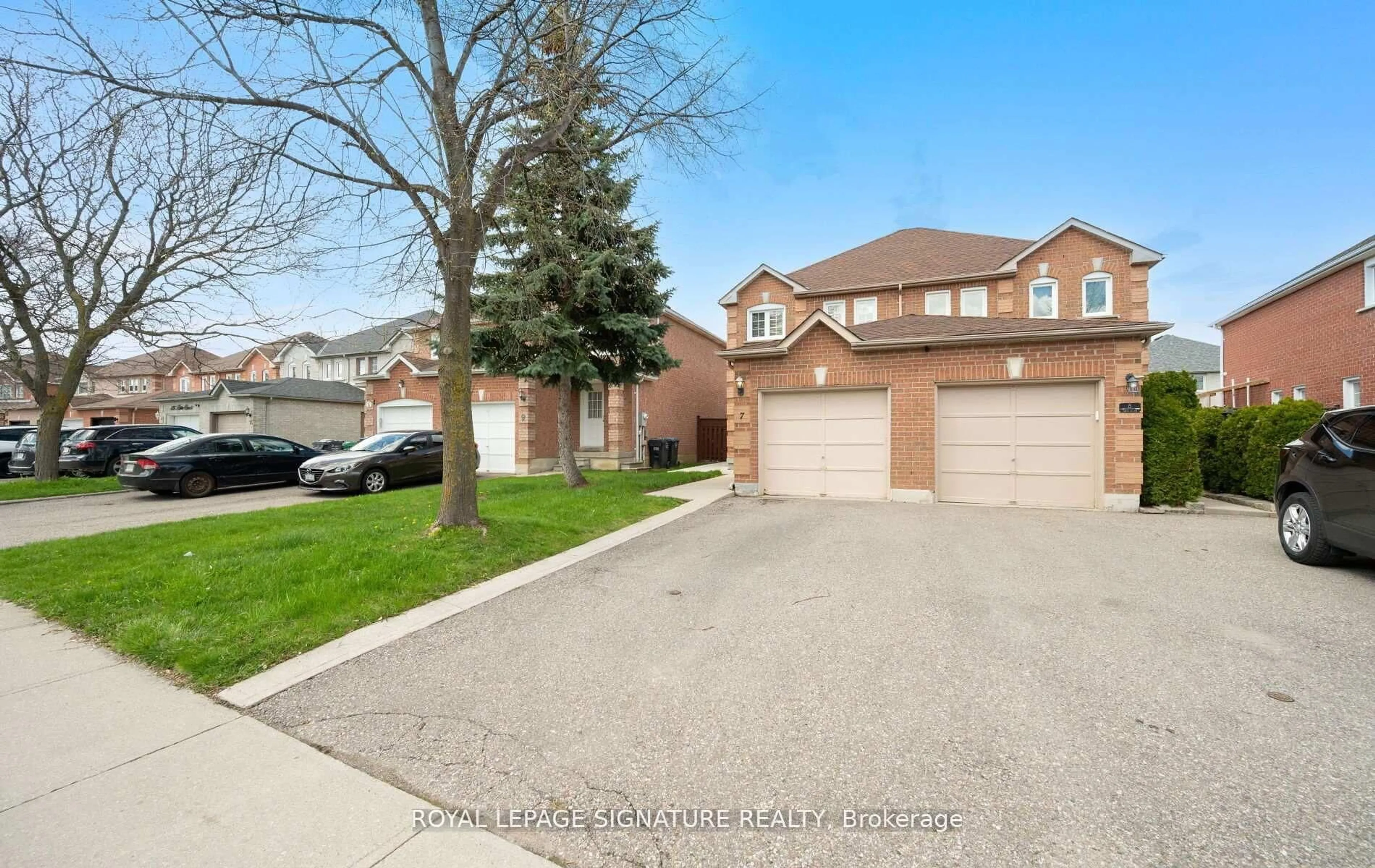 A pic from outside/outdoor area/front of a property/back of a property/a pic from drone, street for 7 Kitto Crt, Brampton Ontario L6Y 5A9