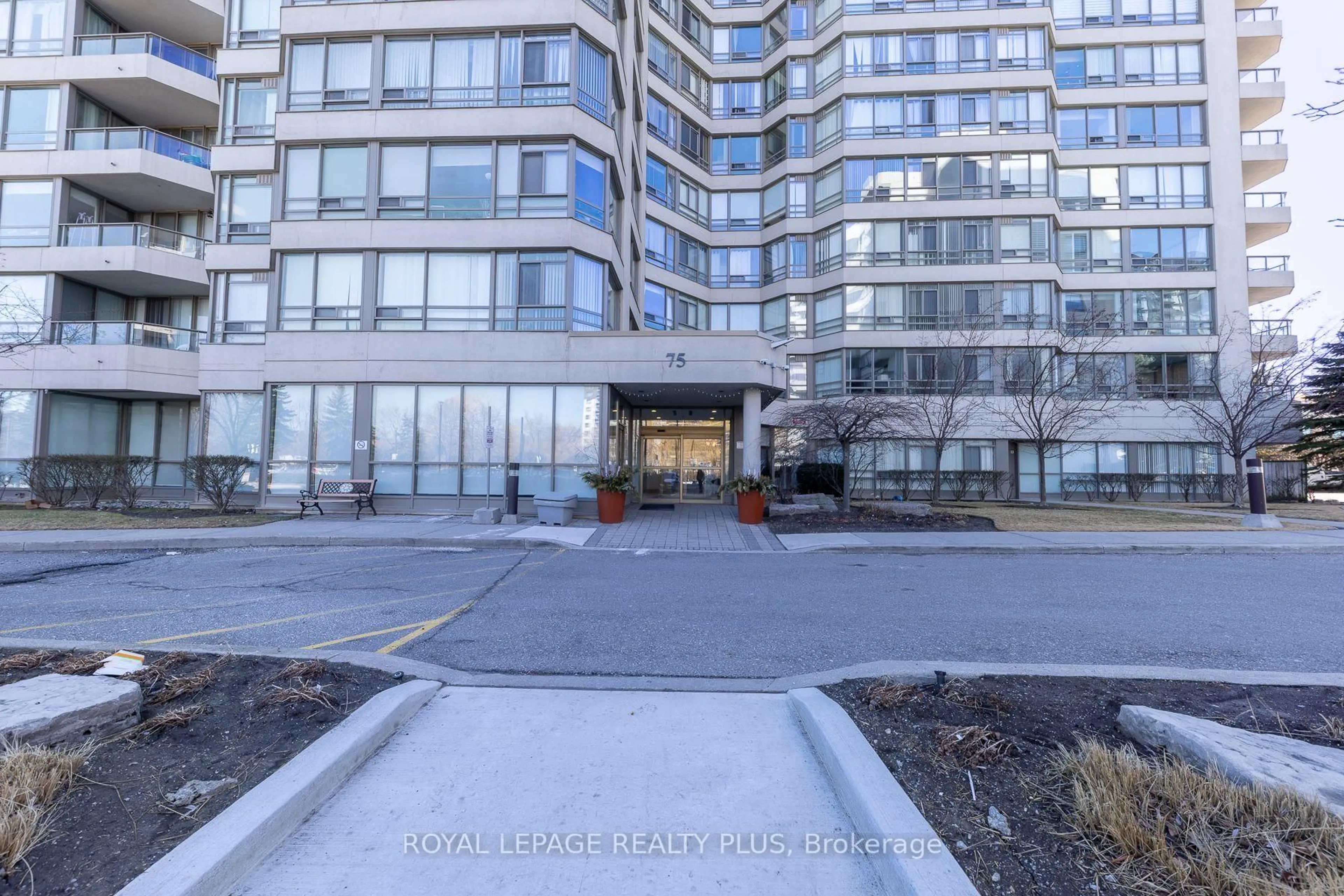 Indoor foyer for 75 King St #607, Mississauga Ontario L5A 4G5